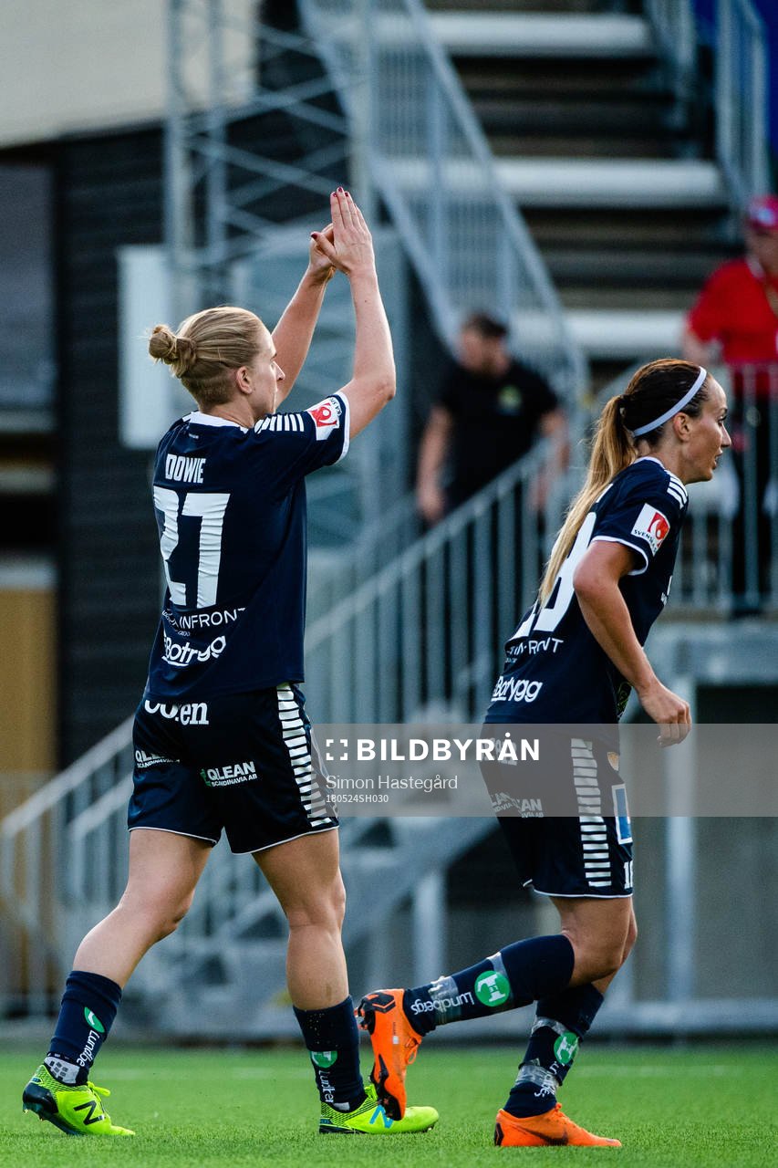 Linköpings Natasha Dowie och Kosovare Asllani jublar