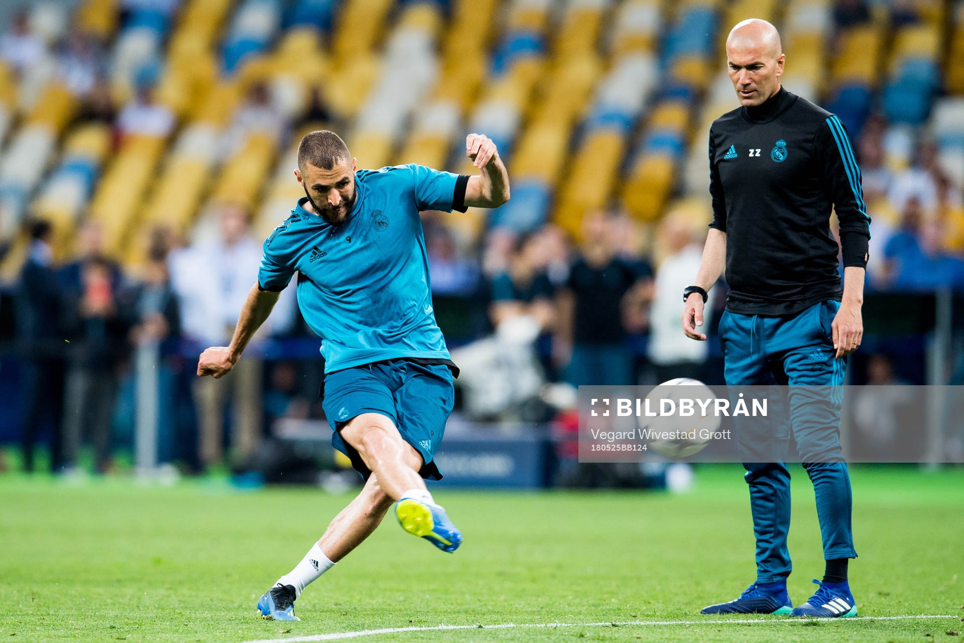 Karim Benzema of Real Madrid and Zinedine Zidane, head