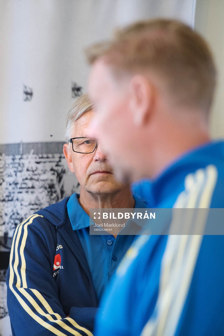 Landslagschef Lars Richt framför assisterande