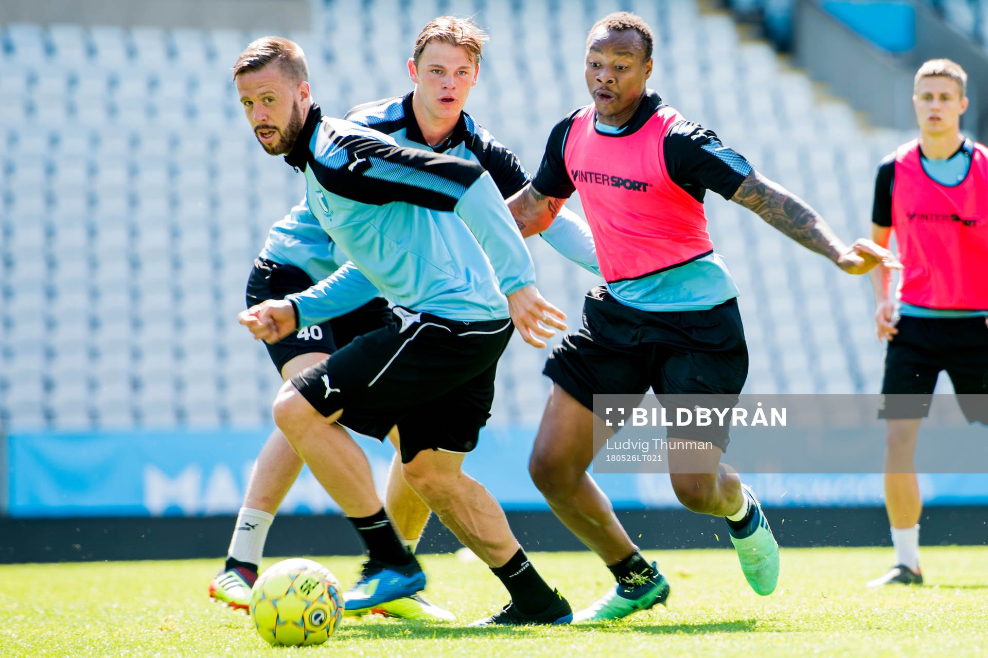 Leeds Pontus Jansson jagas av Carlos Strandberg och Hugo