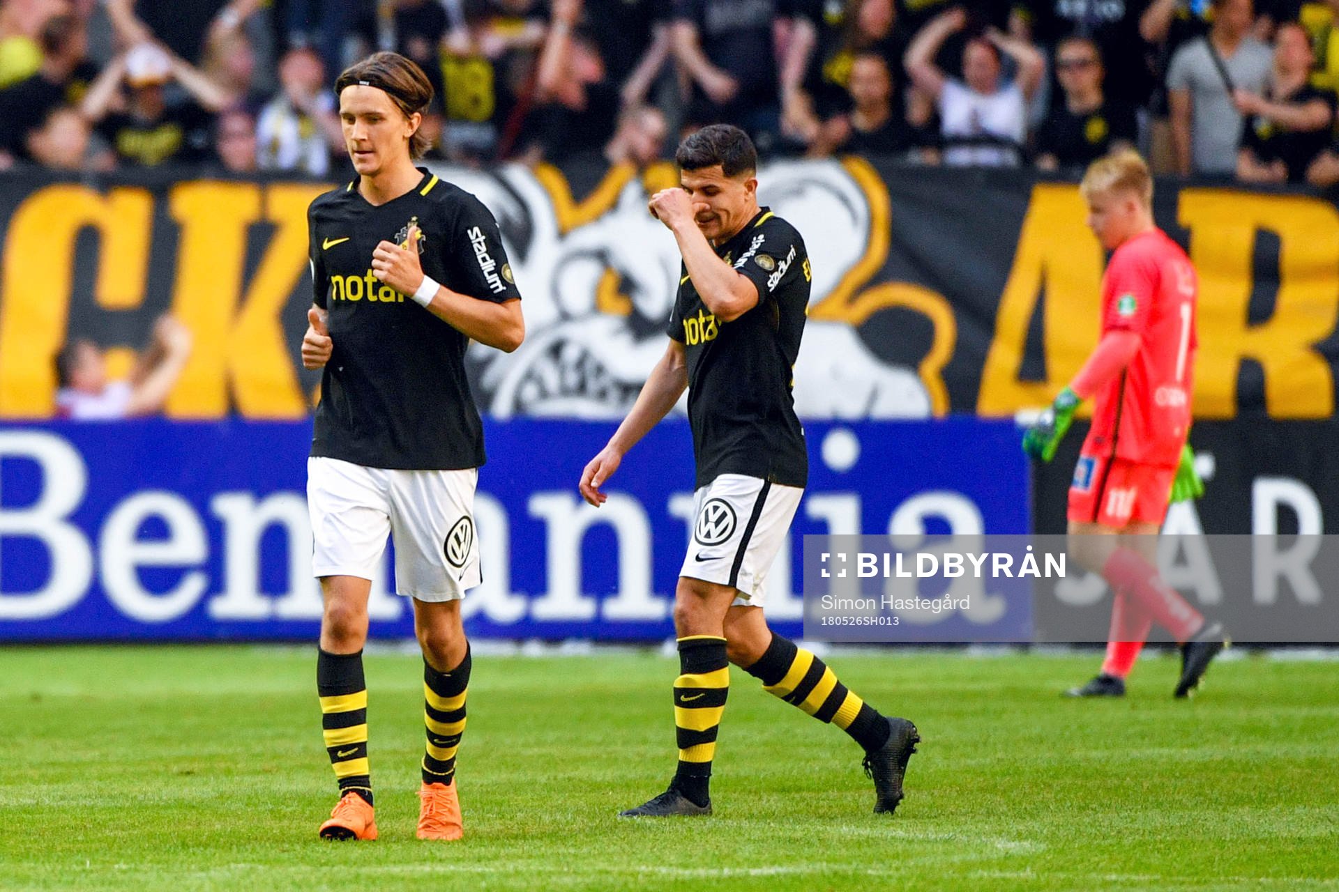 s Kristoffer Olsson jublar med lagkamrater