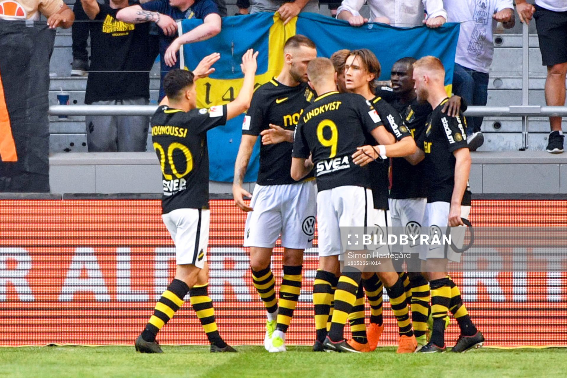 AIK:s Kristoffer Olsson jublar med lagkamrater efter 1-0 under fotbollsmatchen i Allsvenskan mellan AIK och Norrköping den 26 maj 2018 i Stockholm.