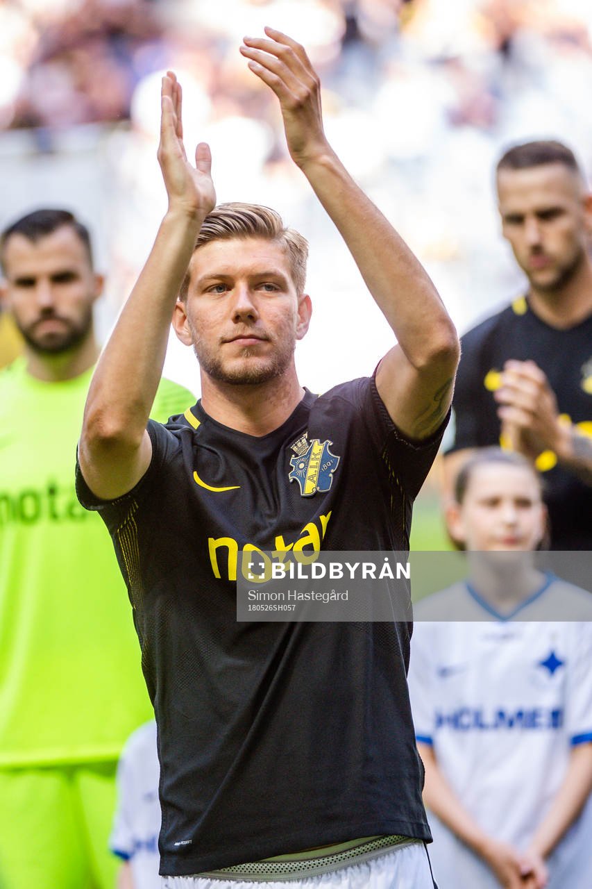 s Anton Salétros uppmärksammas före fotbollsmatchen i