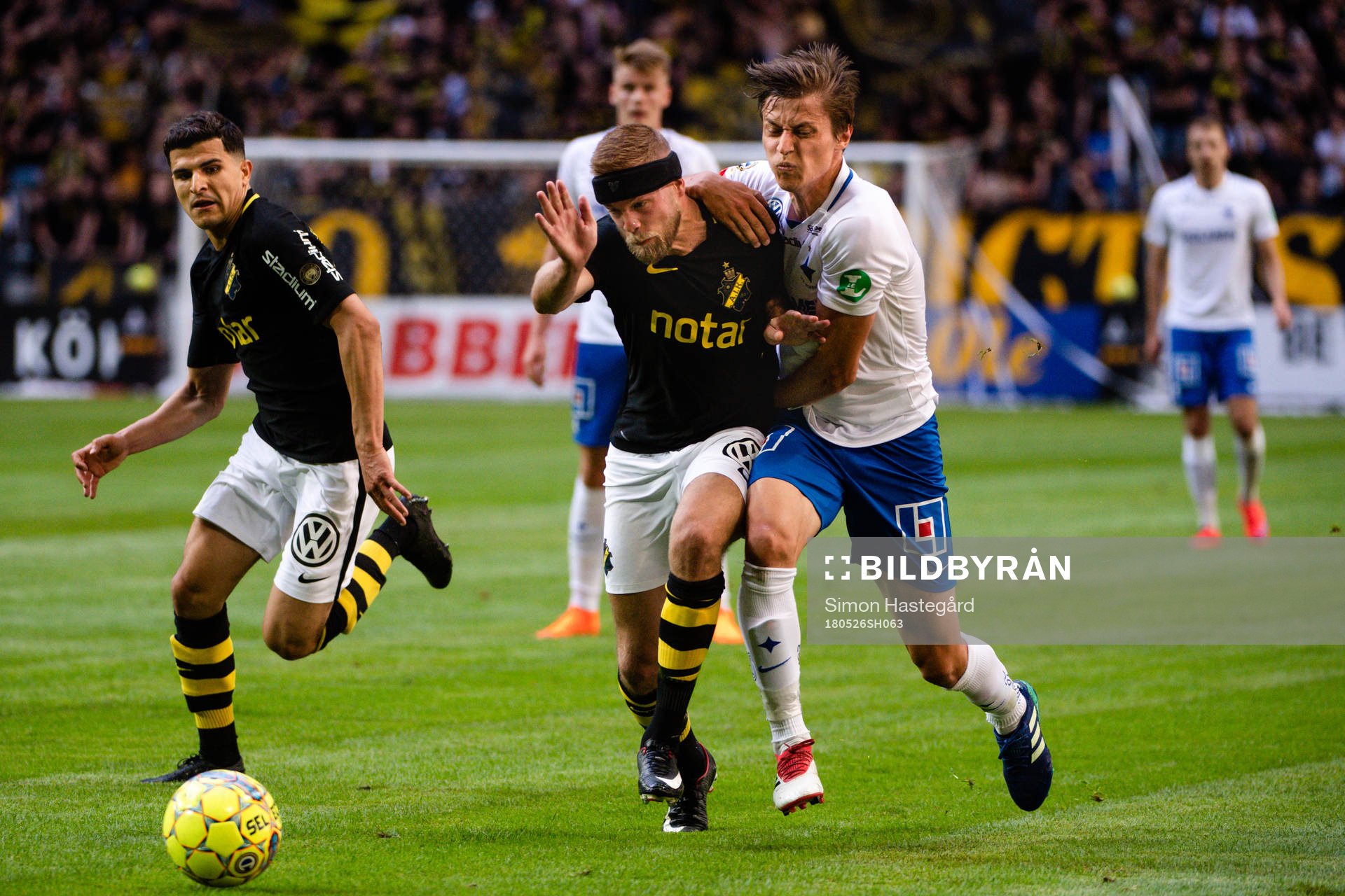 s Daniel Sundgren försvarar mot Norrköpings Simon Thern