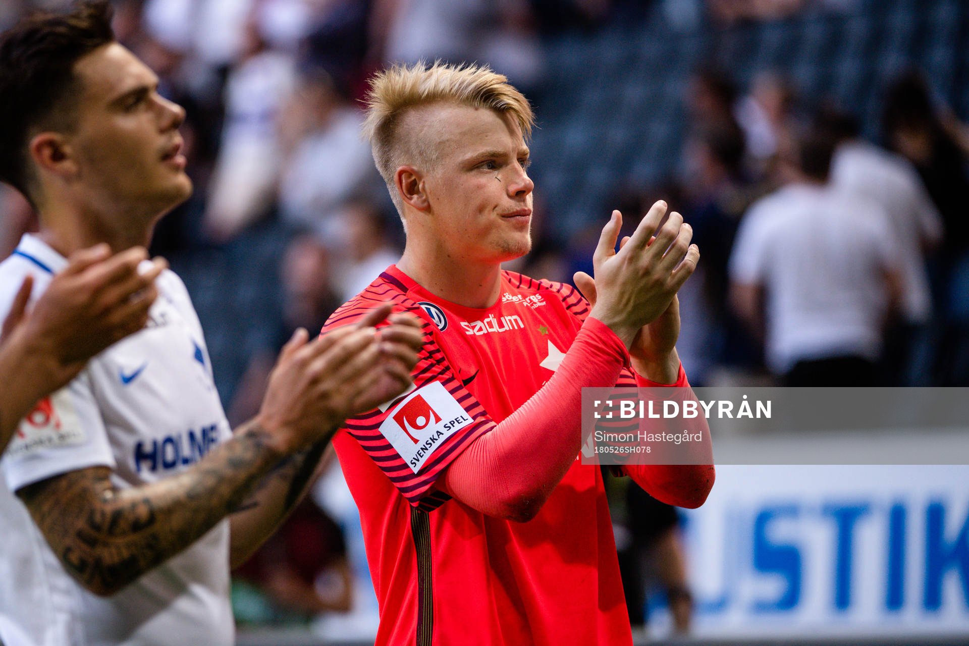 Norrköpings målvakt Isak Pettersson tackar publiken