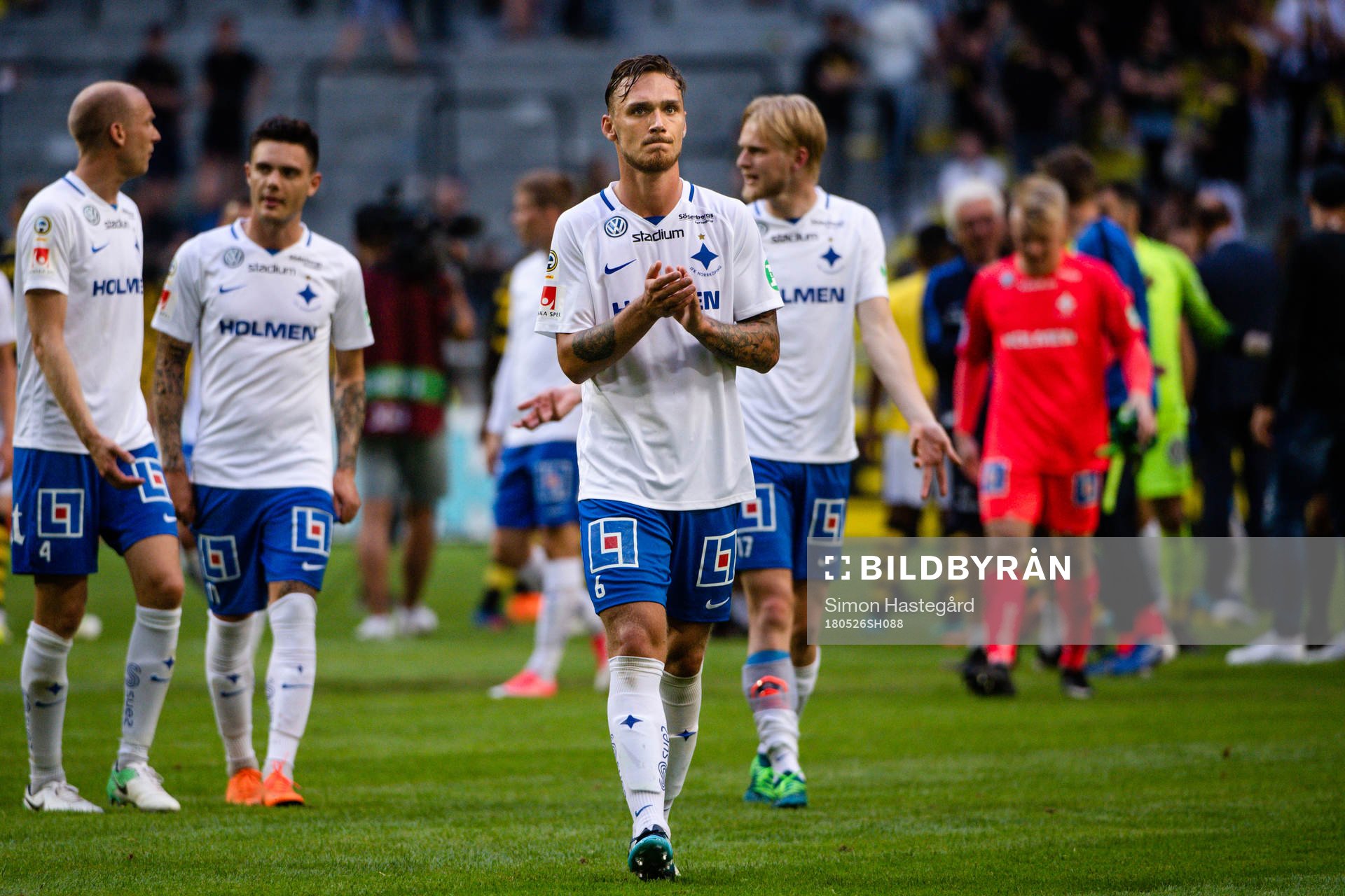 Norrköpings Linus Wahlqvist tackar publiken efter fotbollsmatchen i Allsvenskan mellan AIK och Norrköping den 26 maj 2018 i Stockholm.