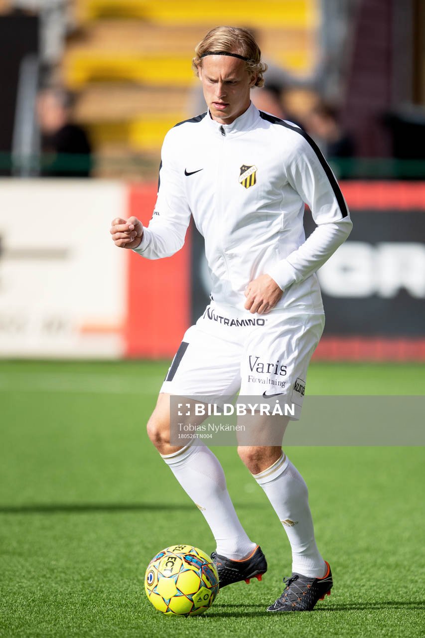 Häckens Gustav Berggren värmer upp