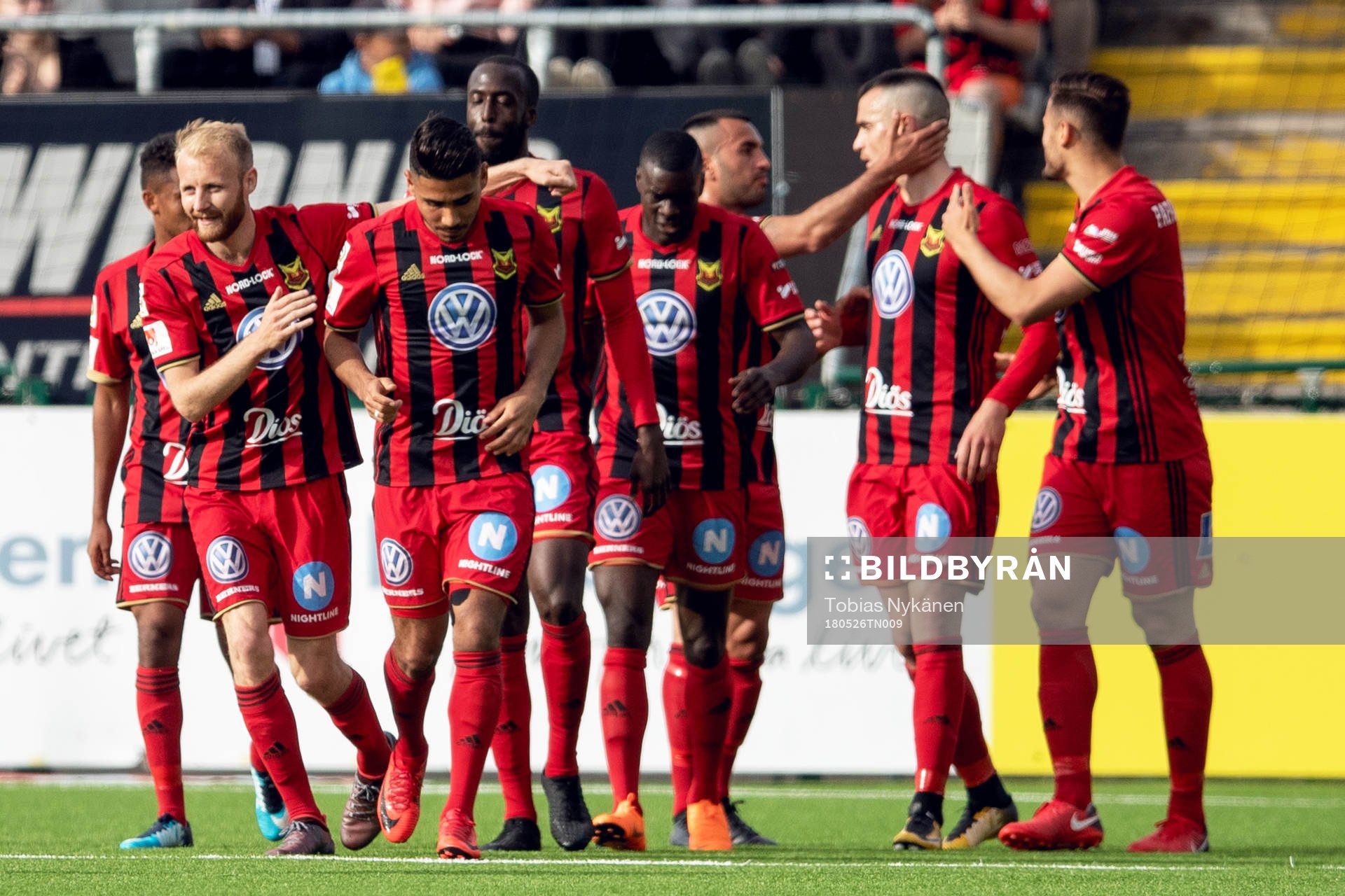 Östersunds Dino Islamovic jublar med lagkamrater