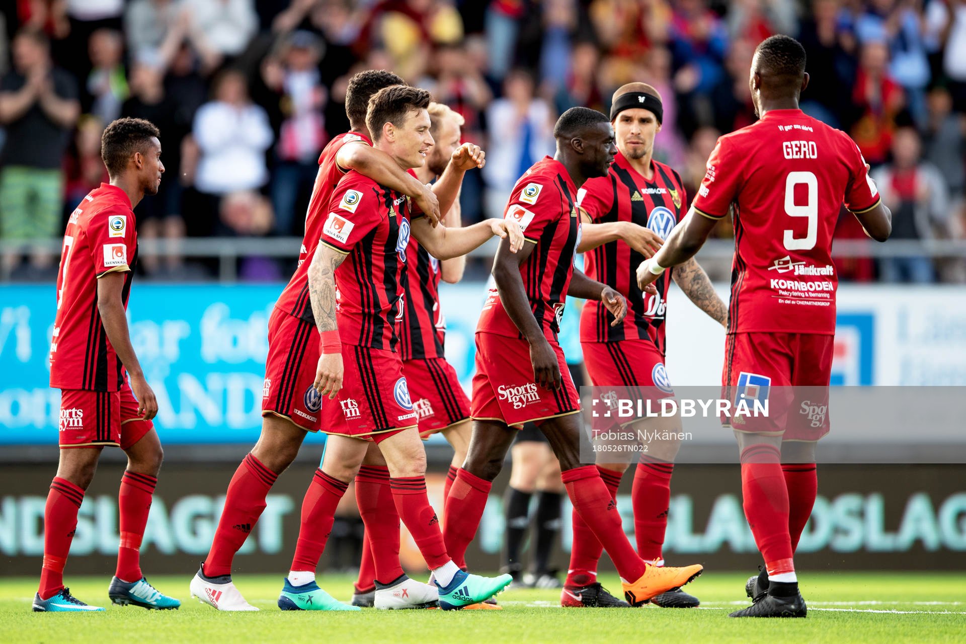 Östersunds Jamie Hopcutt jublar med lagkamrater