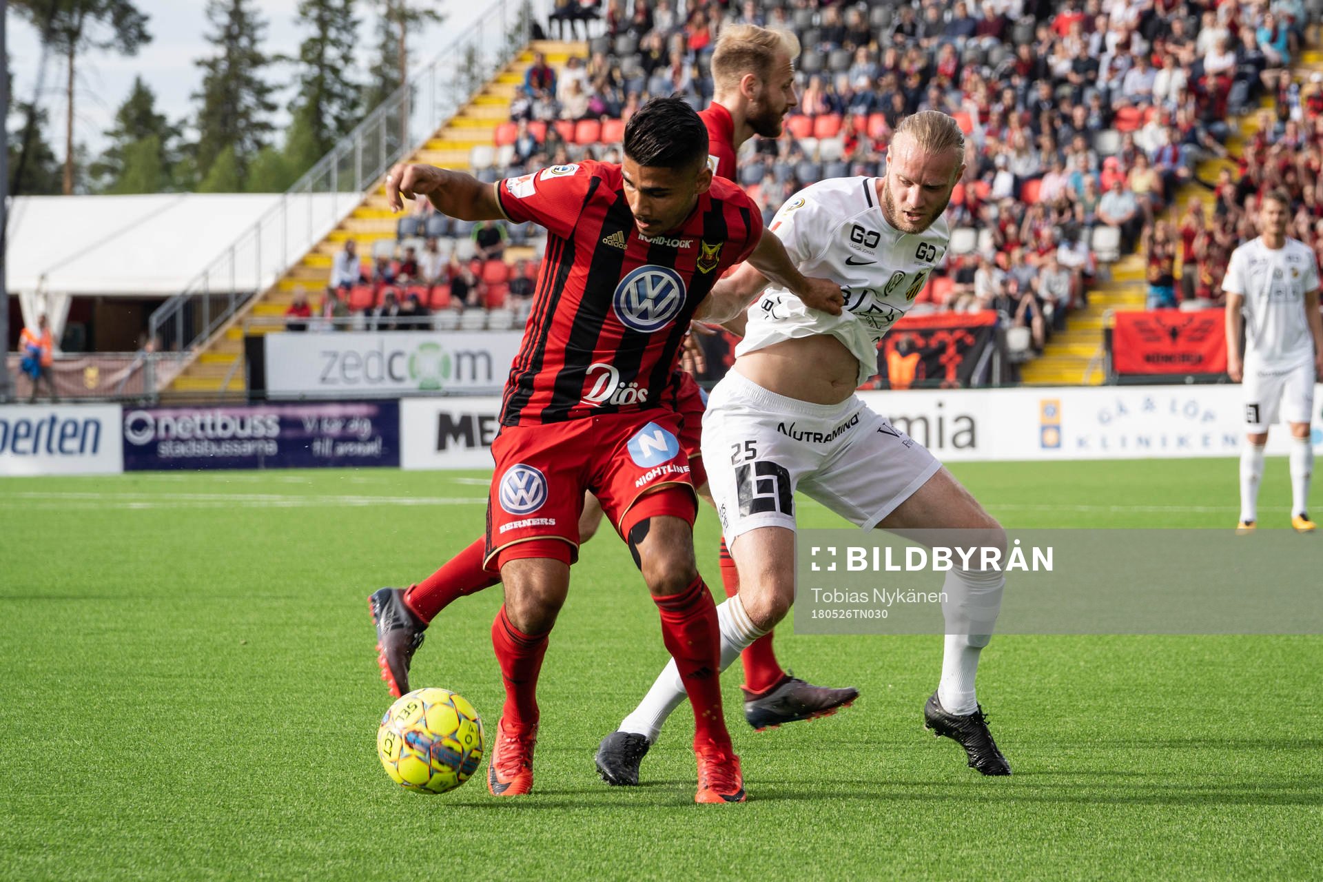 Östersunds Hosam Aiesh mot Häckens Alexander Angelin