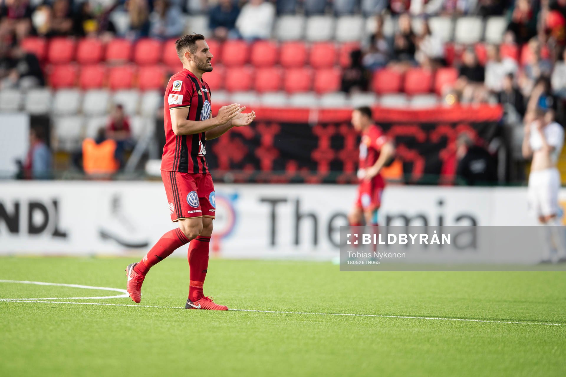 Östersunds Sotirios Papagiannopoulos tackar publiken under fotbollsmatchen i Allsvenskan mellan Östersund och Häcken den 26 maj 2018 i Östersund.