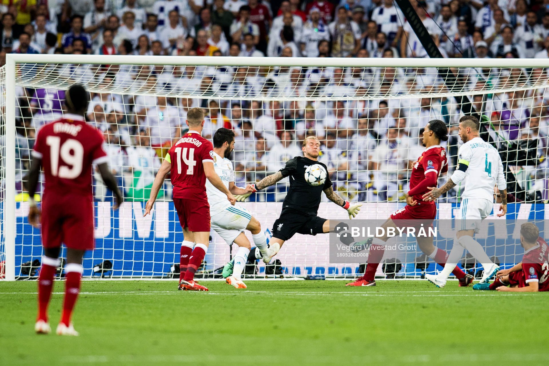 Isco of Real Madrid and goalkeeper Loris Karius of Liverpool during the UEFA Champions League final between Real Madrid and Liverpool on May 26, 2018 in Kyiv.
