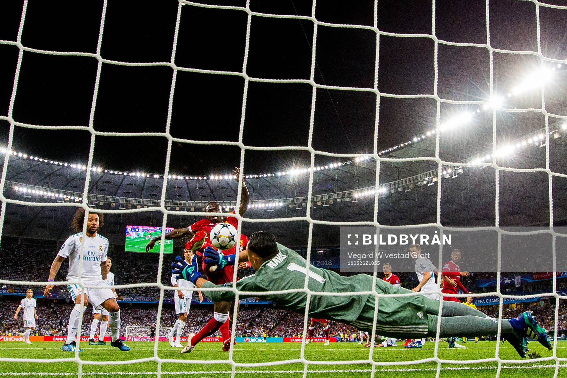 Sadio Mané of Liverpool scores 1-1 behind goalkeeper