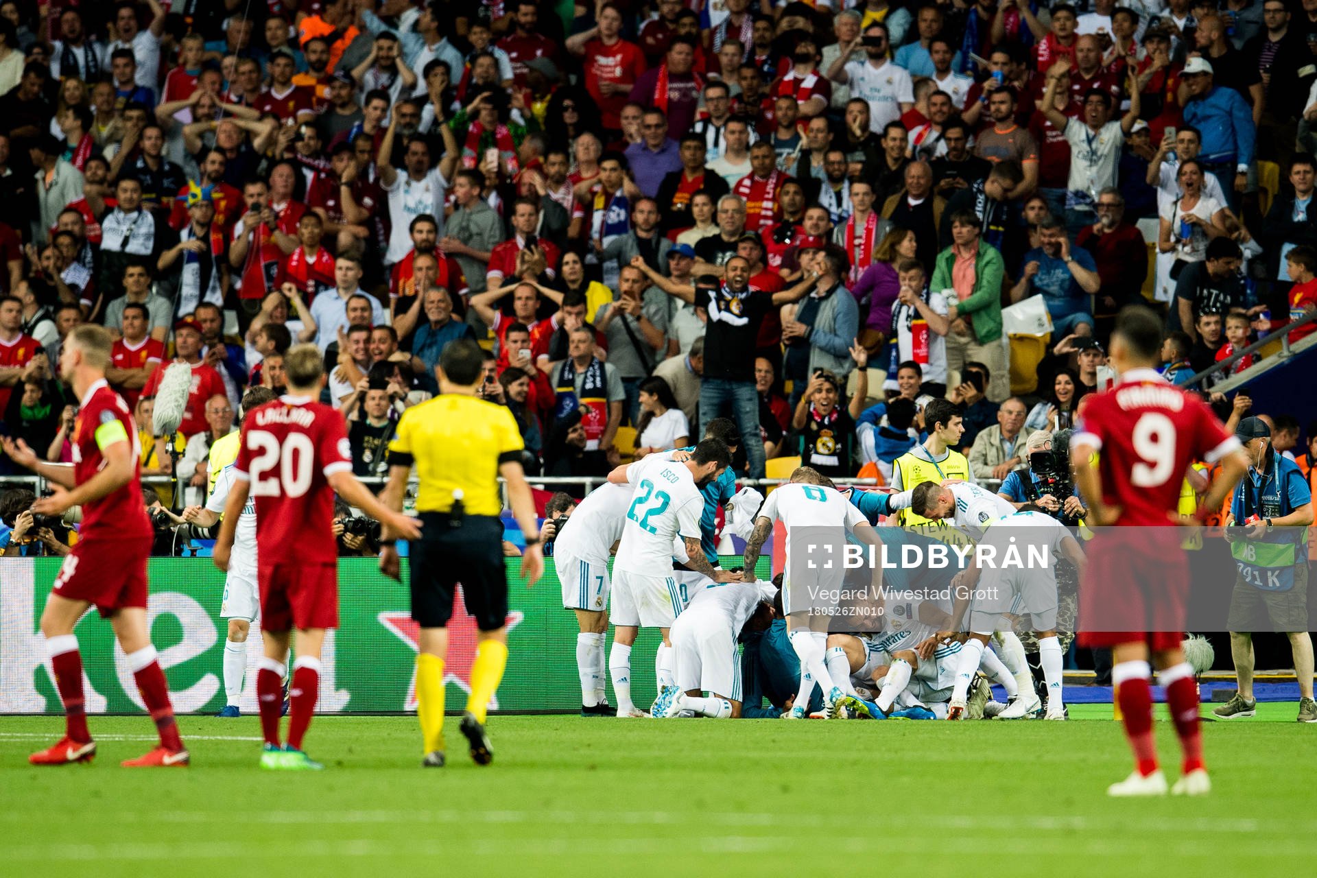 Karim Benzema of Real Madrid celebrates