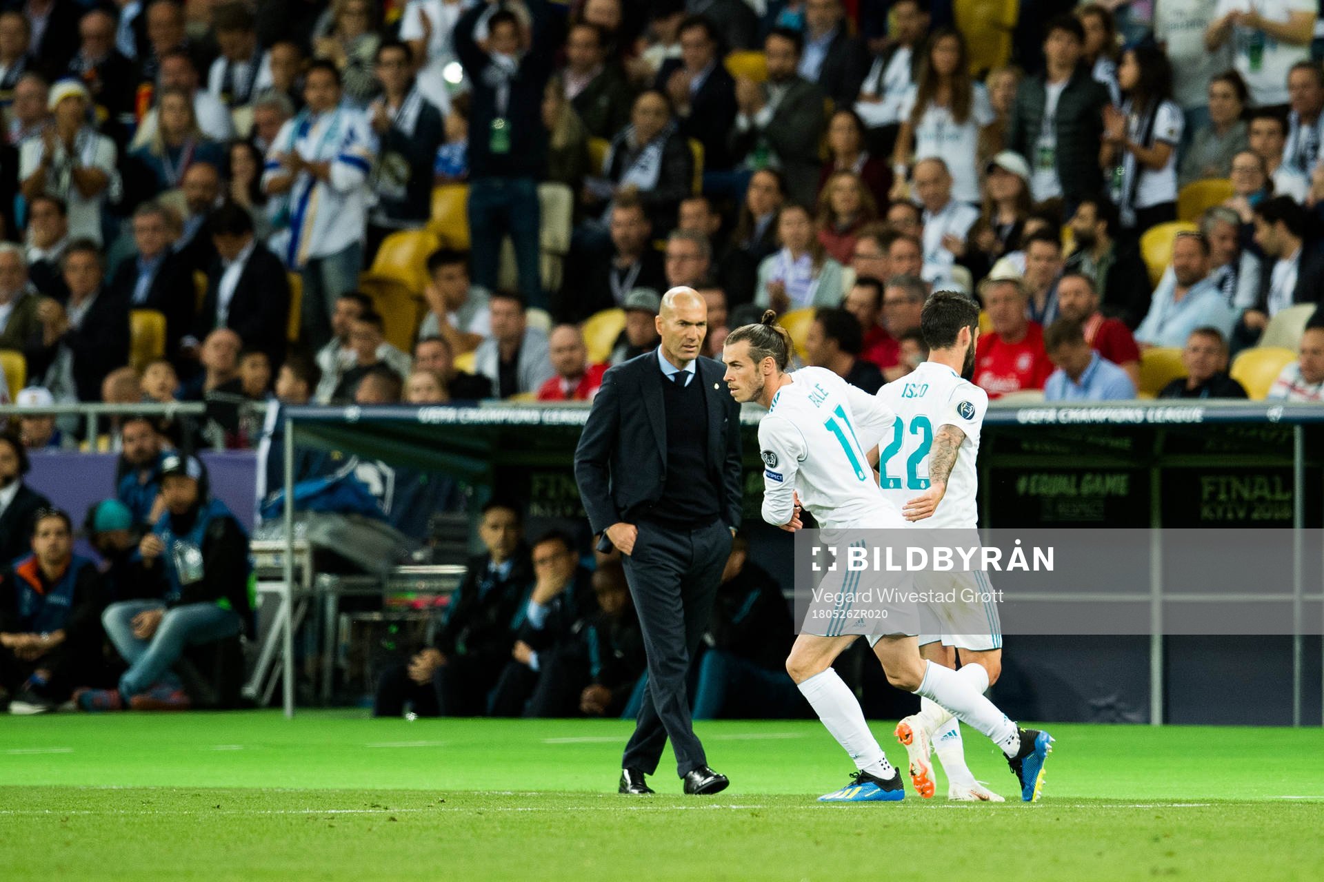 Gareth Bale and Isco of Real Madrid in a substitution during the UEFA Champions League final between Real Madrid and Liverpool on May 26, 2018 in Kyiv.