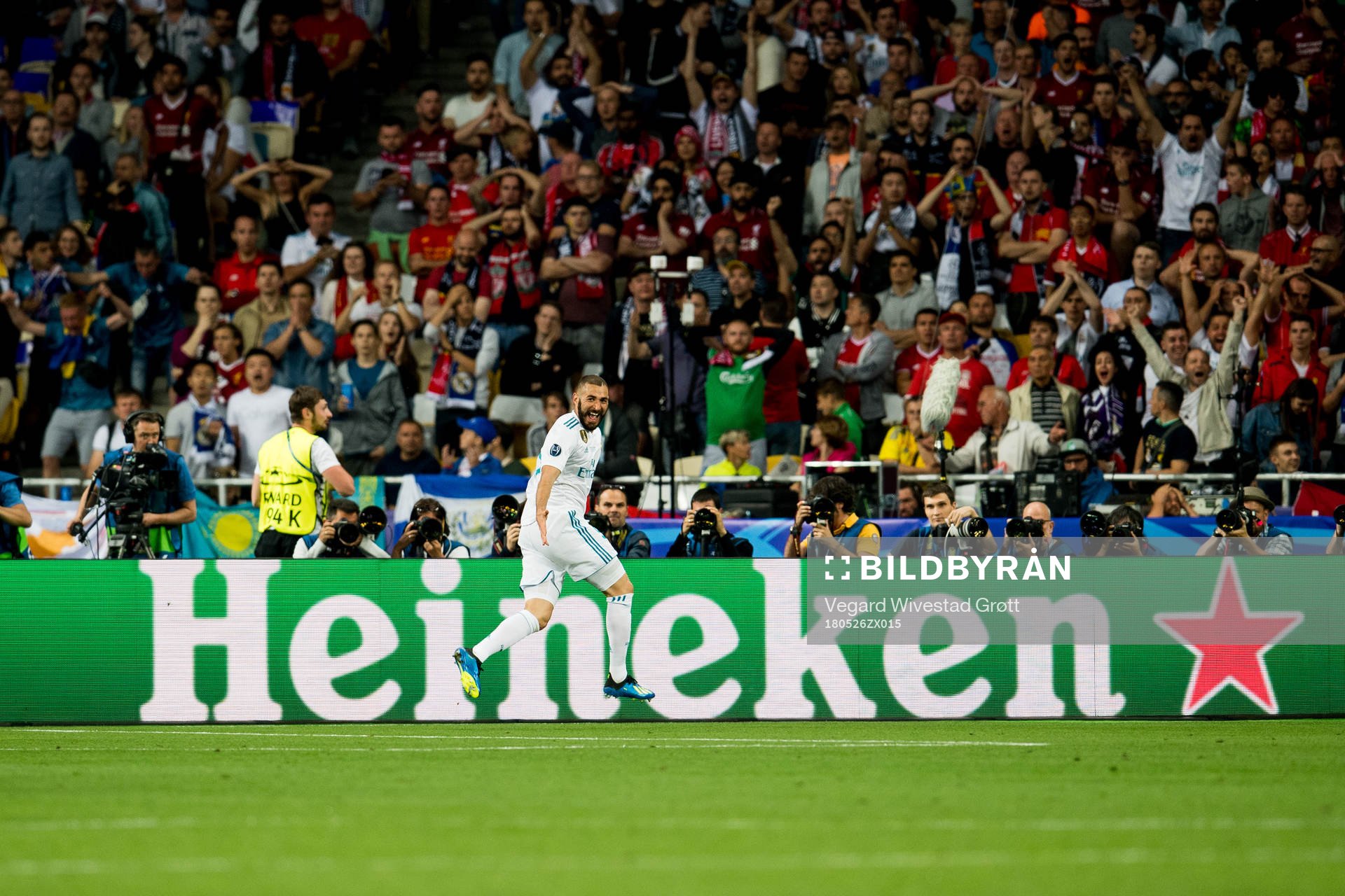Karim Benzema of Real Madrid celebrates