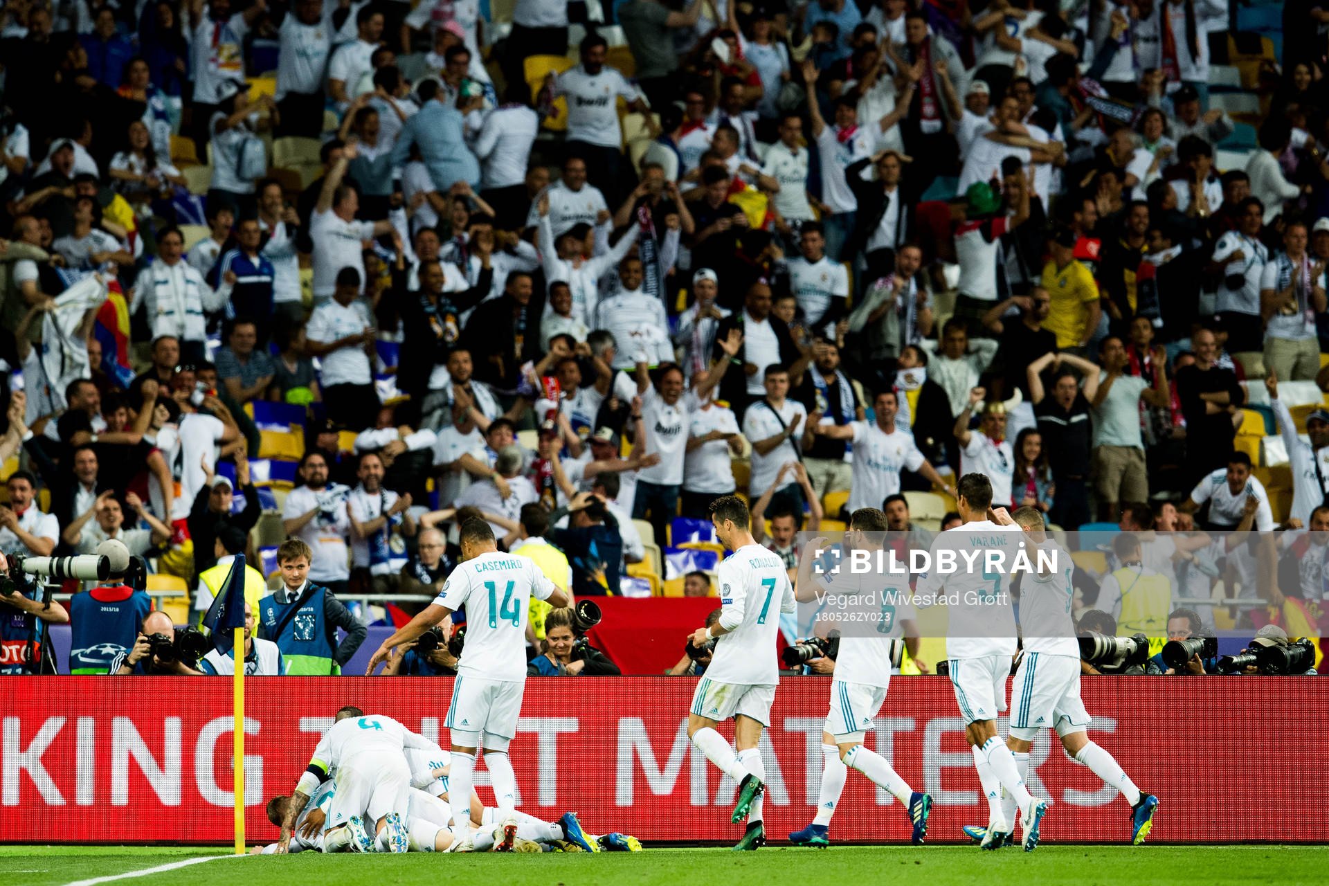 Gareth Bale of Real Madrid celebrates with teammates