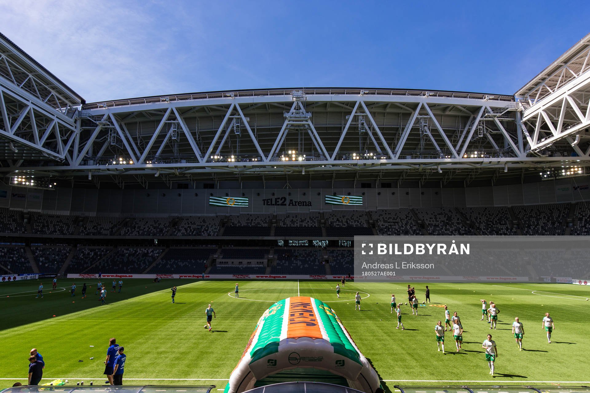 Djurgårdens och Hammarbys spelare värmer upp på Tele2