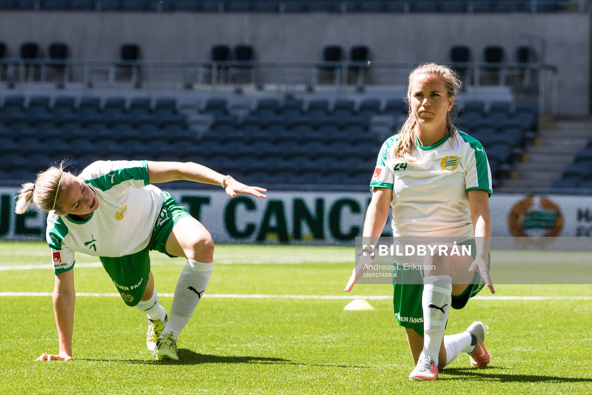 Hammarbys Cathrine Dahlström och Kelly Conheeney under uppvärmningen inför fotbollsmatchen i Damallsvenskan mellan Hammarby och Djurgården den 27 maj 2018 i Stockholm.