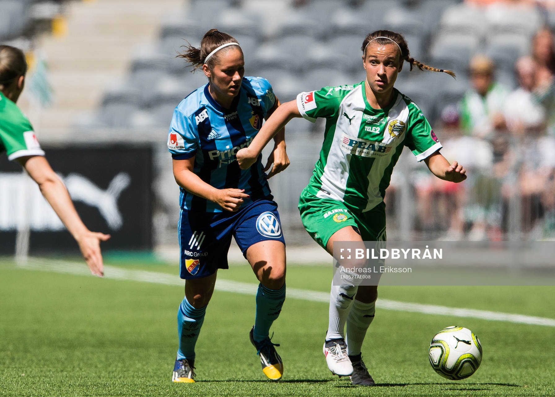 Djurgårdens Michelle Wörner i kamp om bollen Hammarbys