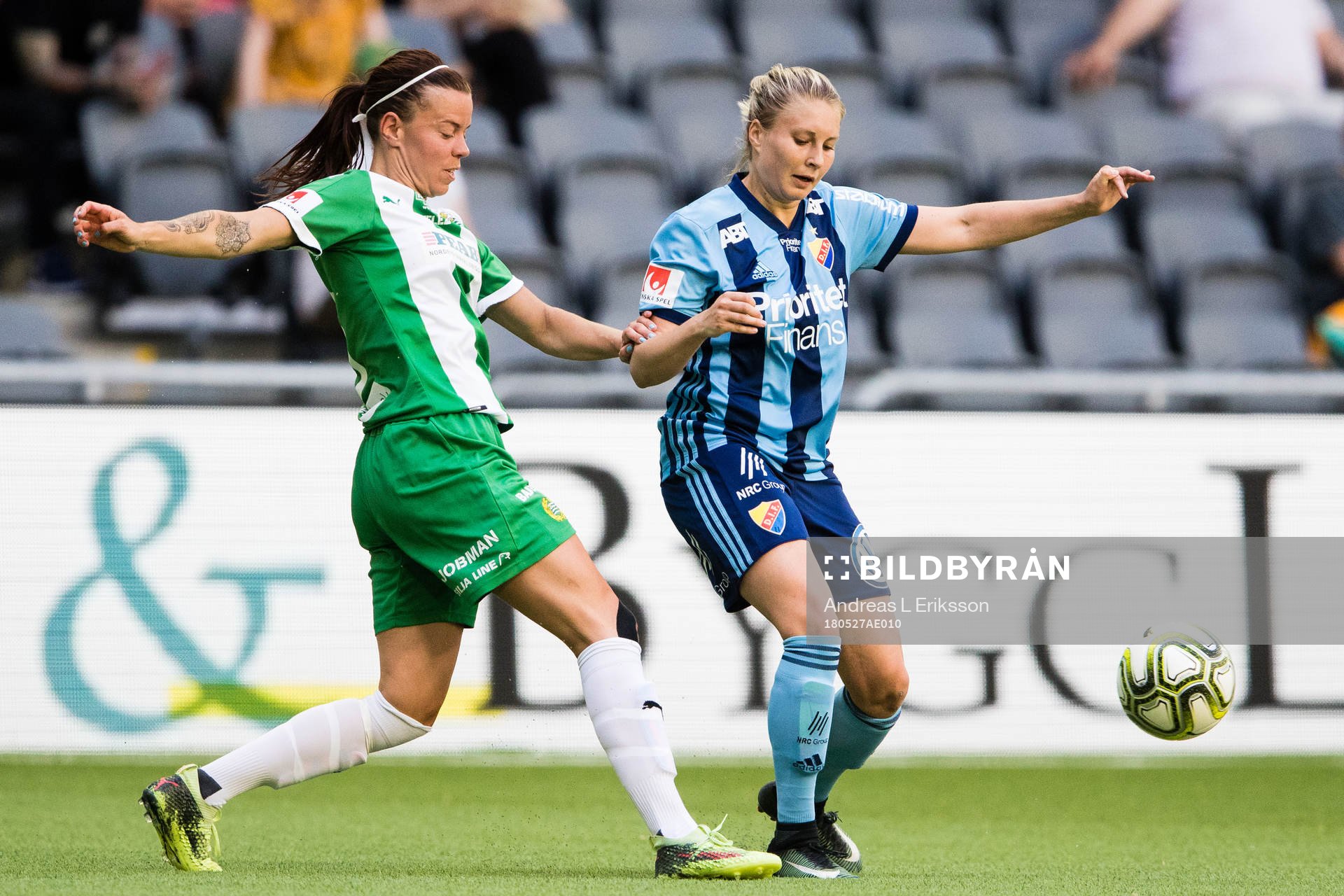 Hammarbys Amanda Johansson i kamp om bollen med