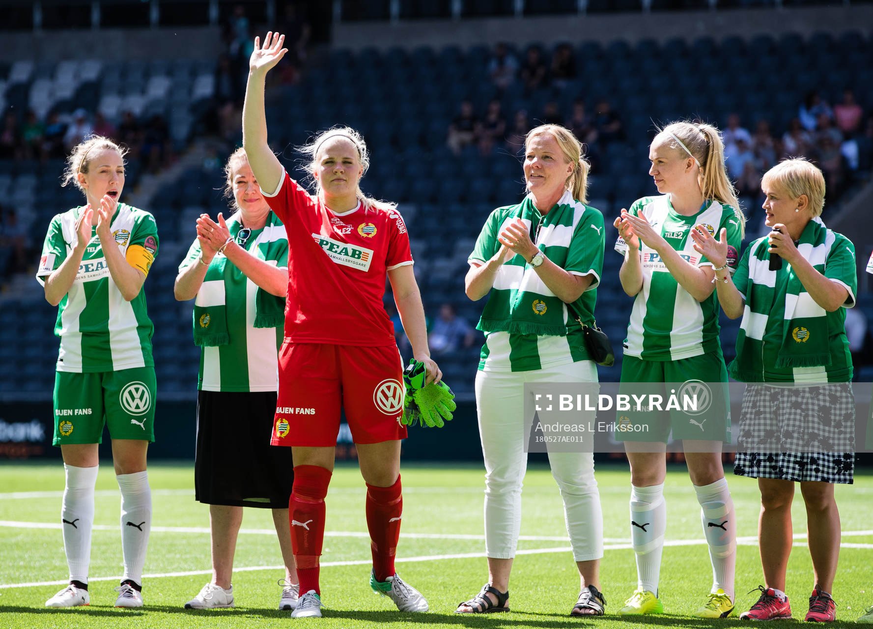 Hammarbys Olga Ekblom och målvakt Emma Holmgren ställer