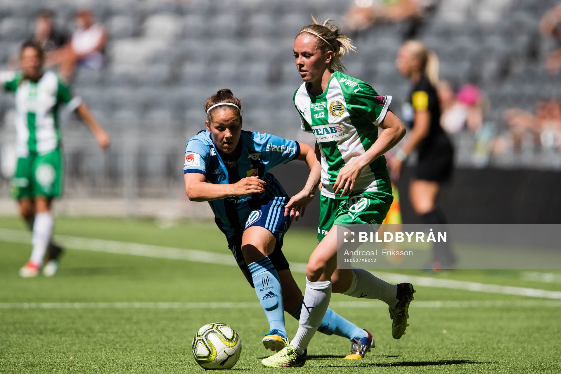 Djurgårdens Michelle Wörner i kamp om bollen med