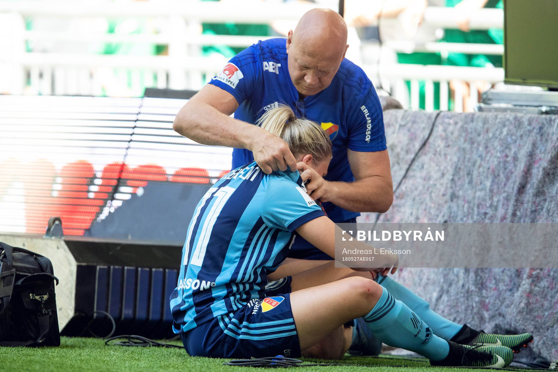 Djurgårdens Fanny Andersson  får behandling en krock med