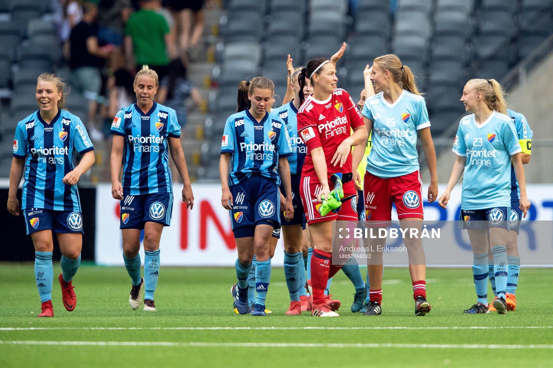 Djurgårdens målvakt Gudbjörg Gunnarsdottir jublar med lagkamrater efter fotbollsmatchen i Damallsvenskan mellan Hammarby och Djurgården den 27 maj 2018 i Stockholm.