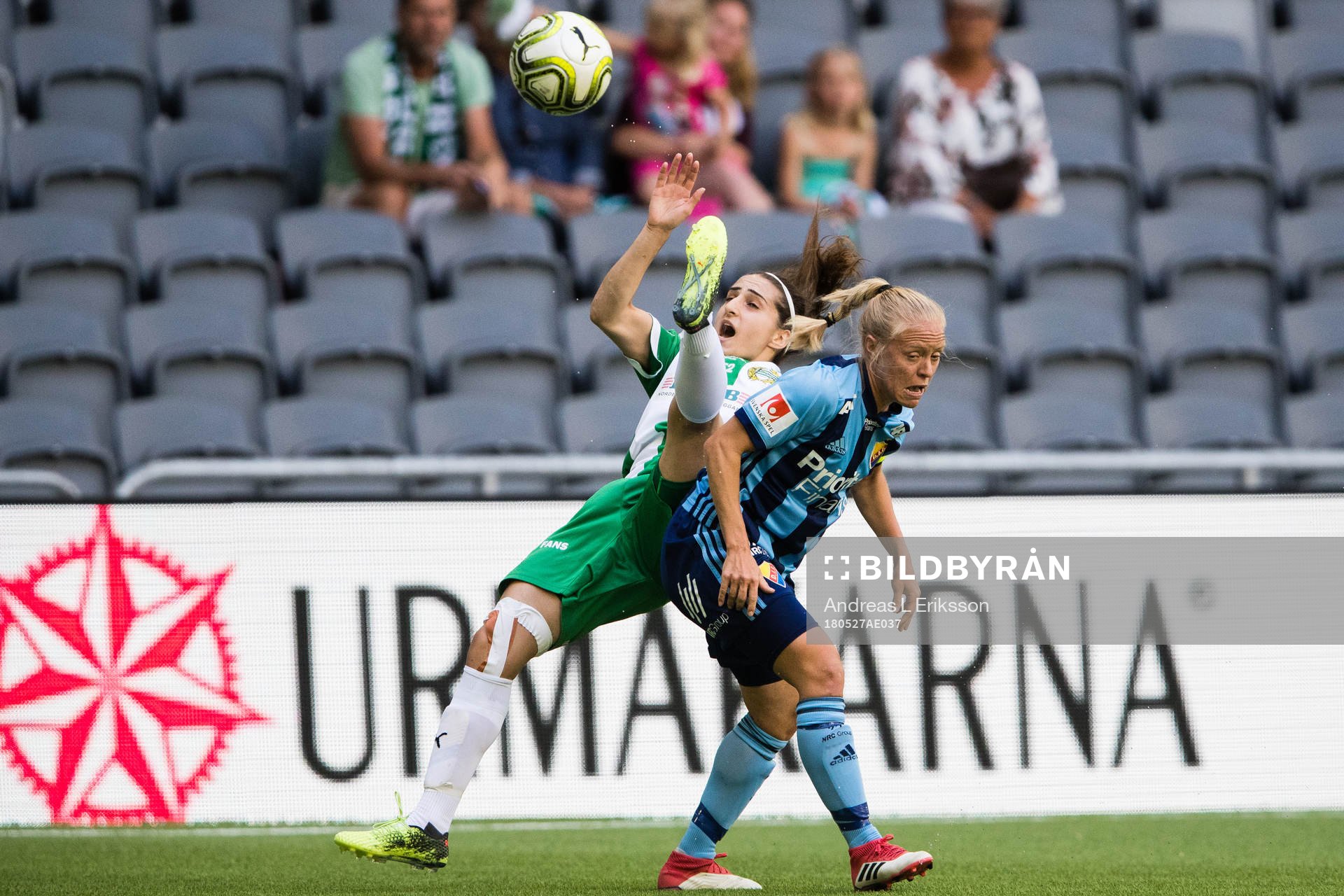 Hammarbys Sejde Abrahamsson och Djurgårdens Mia Jalkerud