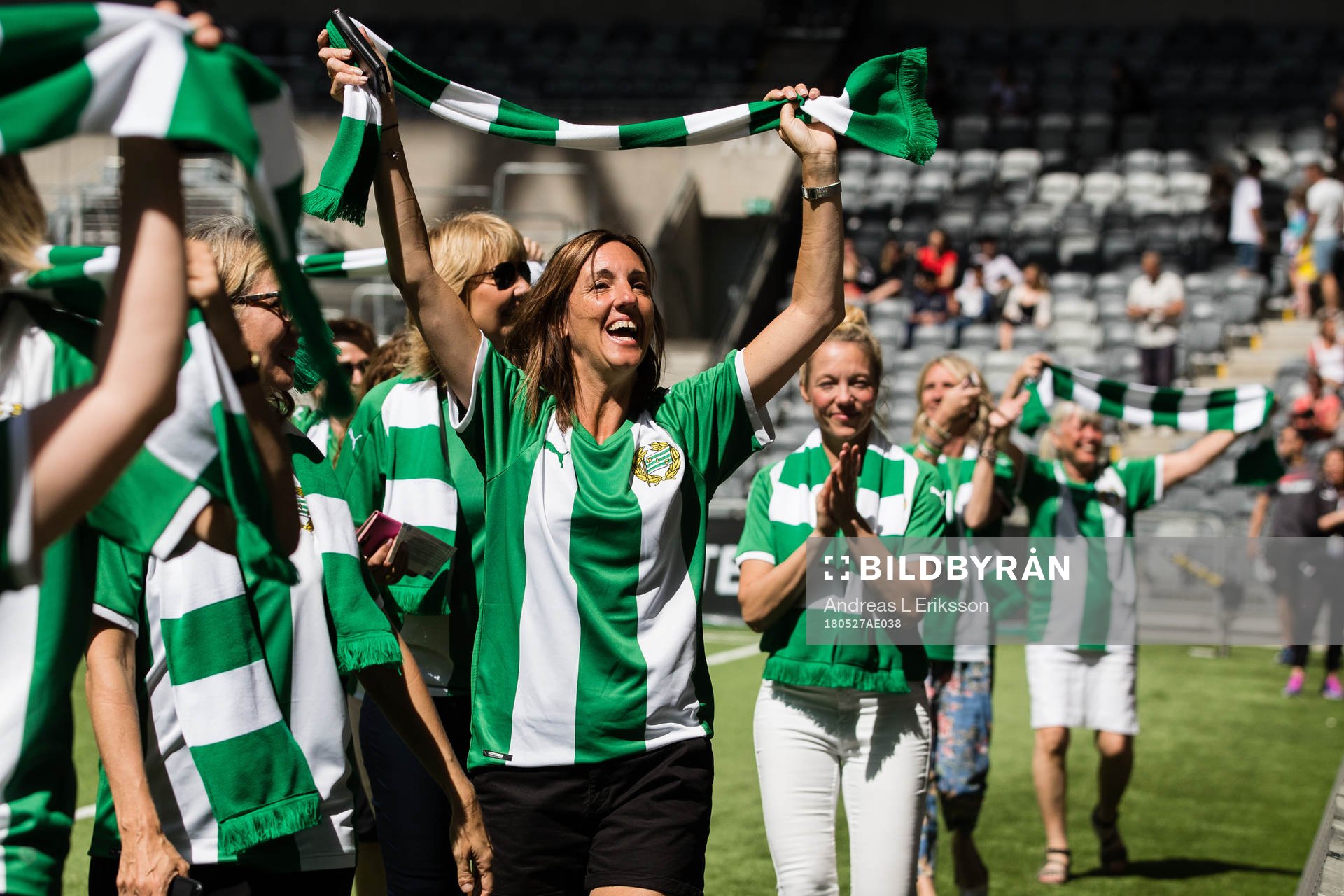 Hammarbyspelarnas mammor innan fotbollsmatchen i