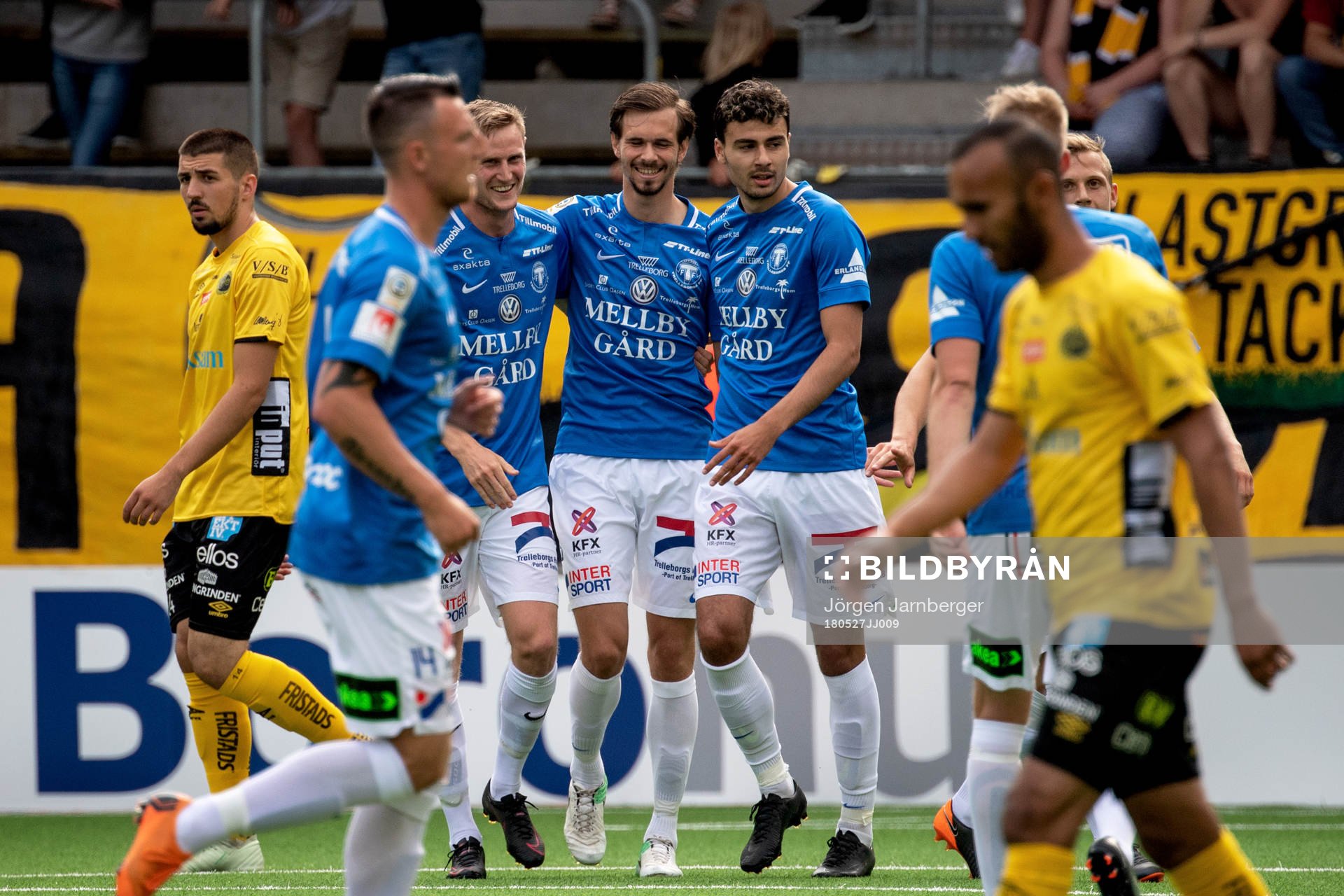Trelleborgs Sebastian Ohlsson jublar med lagkamrater