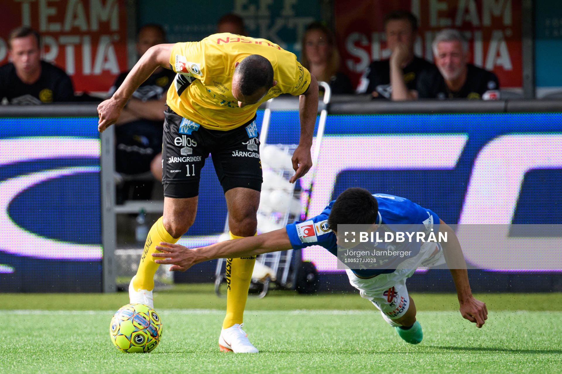 Elfsborgs Issam Jebali och Trelleborgs Denis Hadzikadunic under fotbollsmatchen i Allsvenskan mellan Elfsborg och Trelleborg den 27 maj 2018 i Borås.