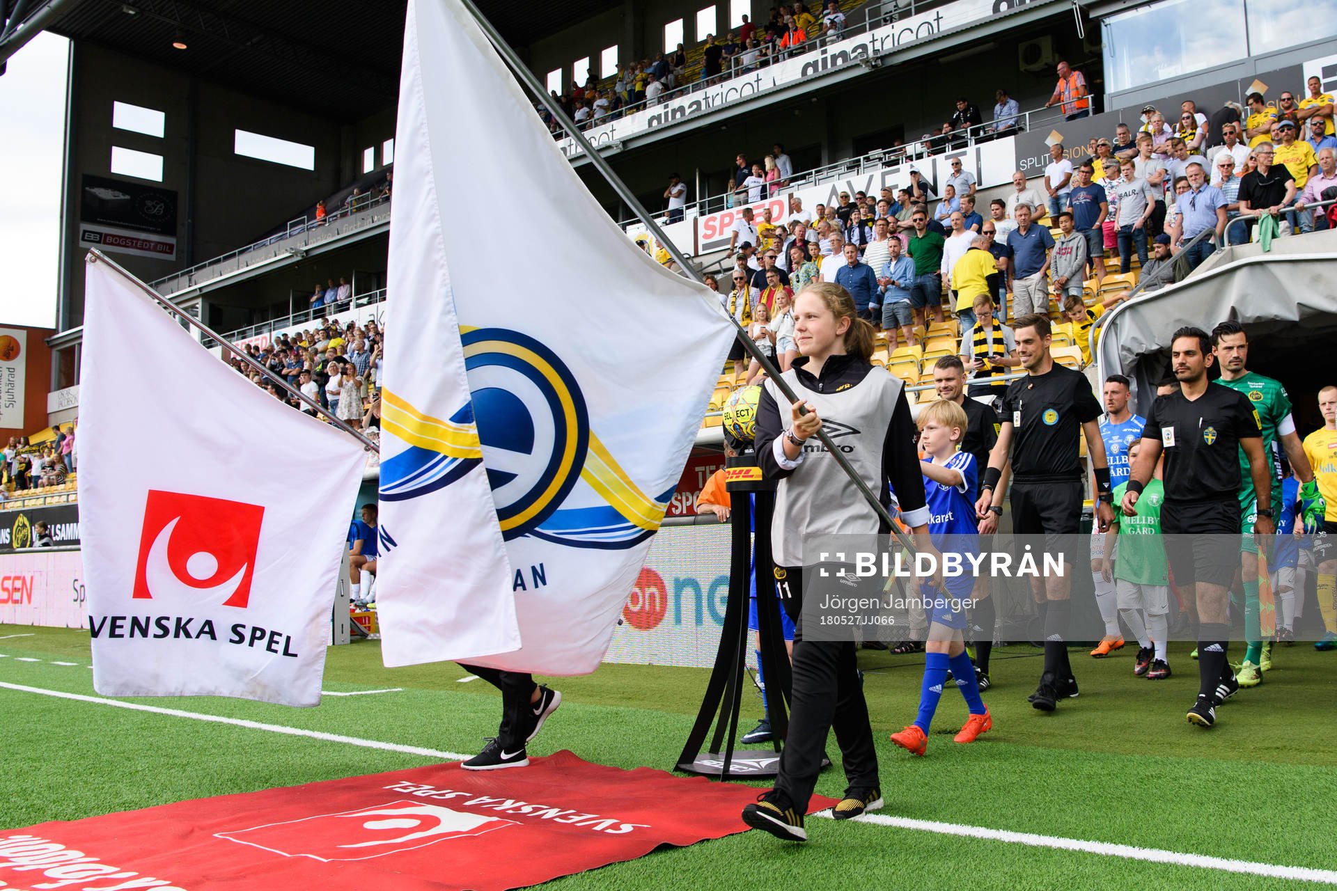 Spelarna kommer in på arenan