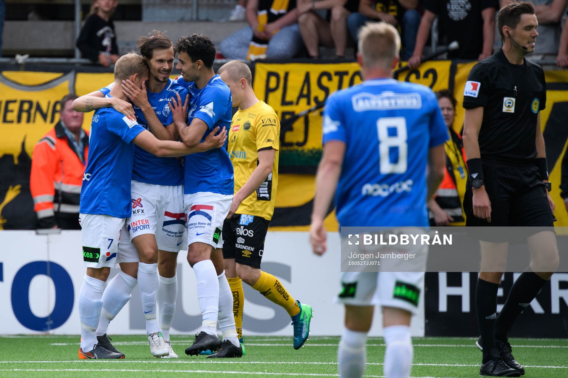 Trelleborgs Sebastian Ohlsson klappas om av lagkamraterna