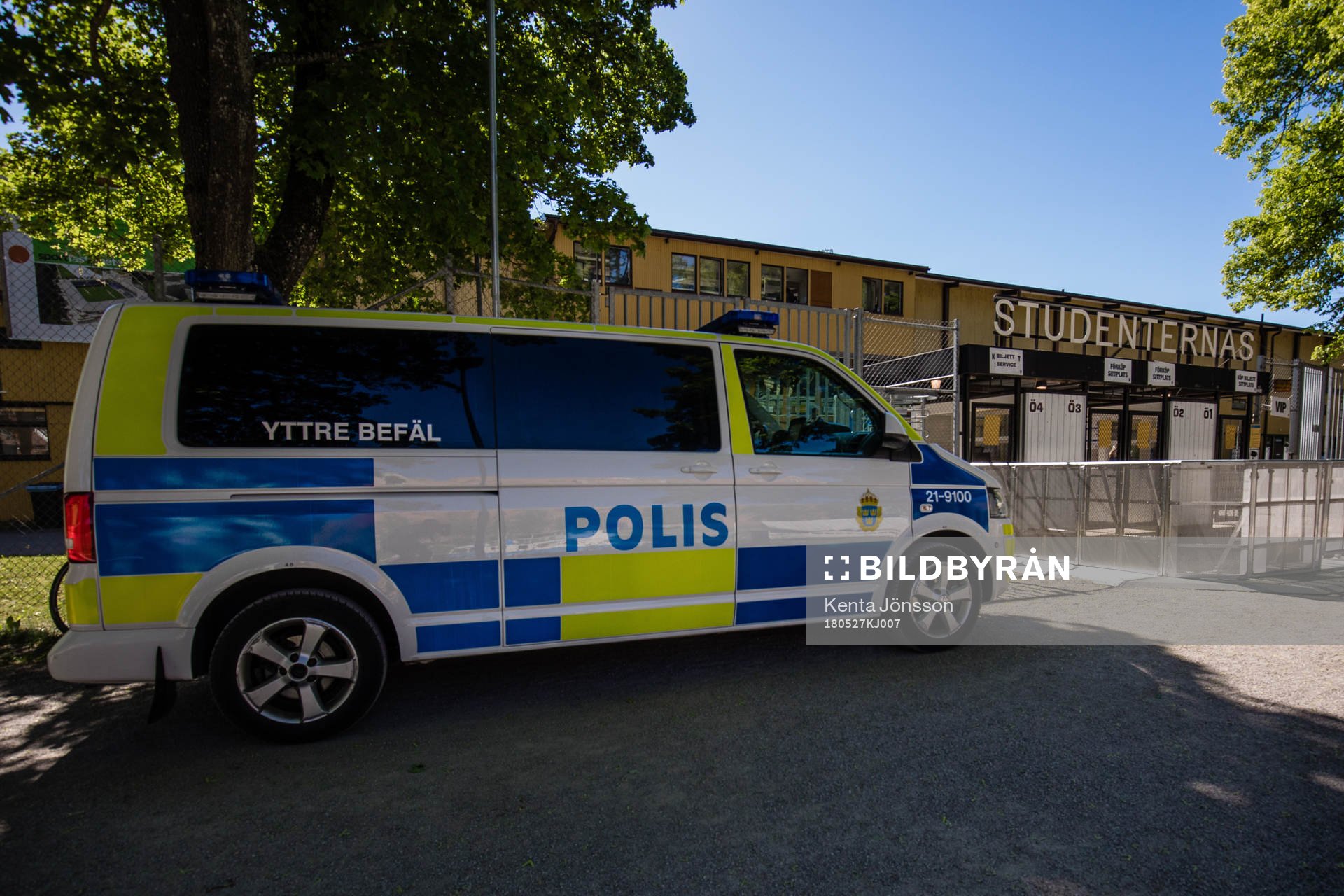 En polisbils utanför huvudentrén till Studenternas IP