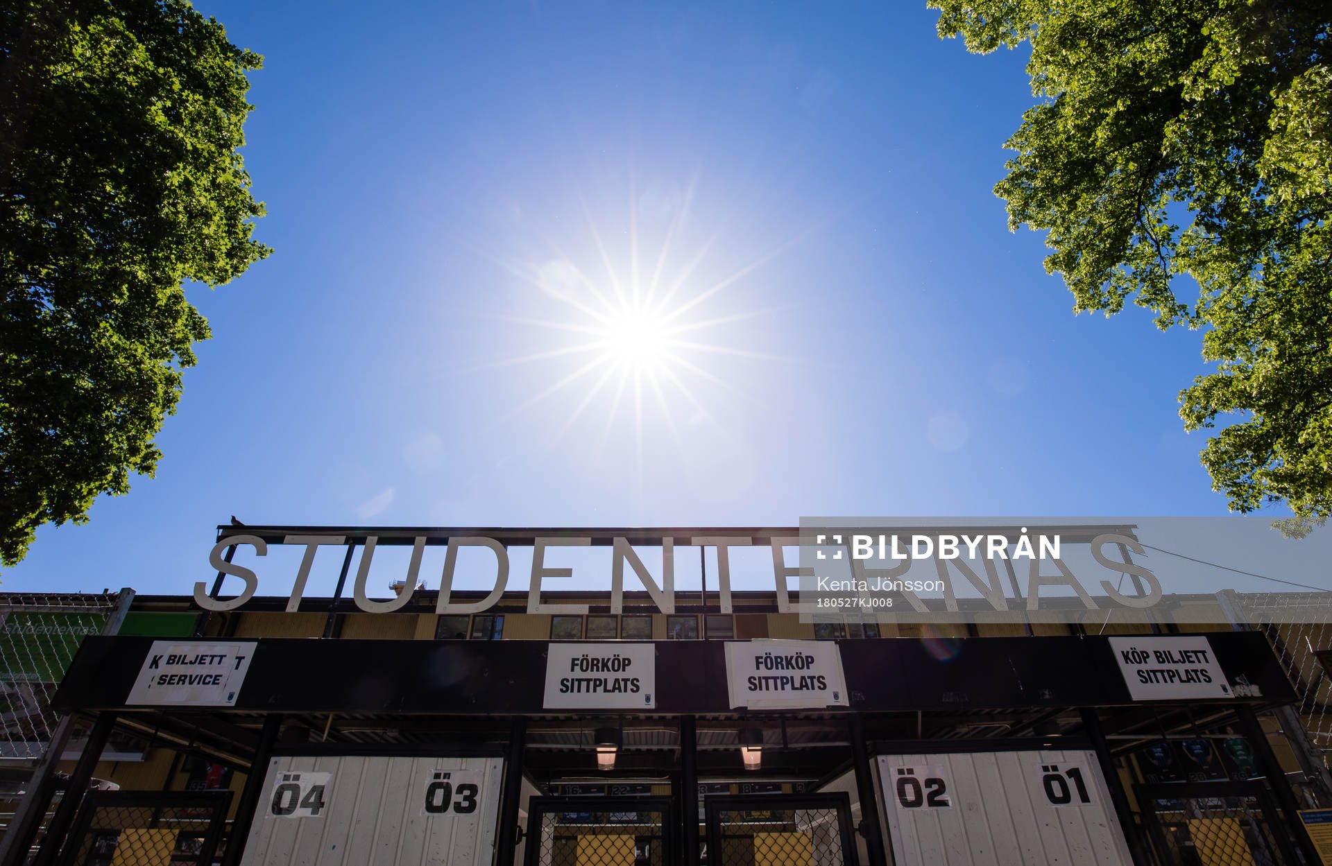 Huvudentrén på Studenternas IP innan fotbollsmatchen i