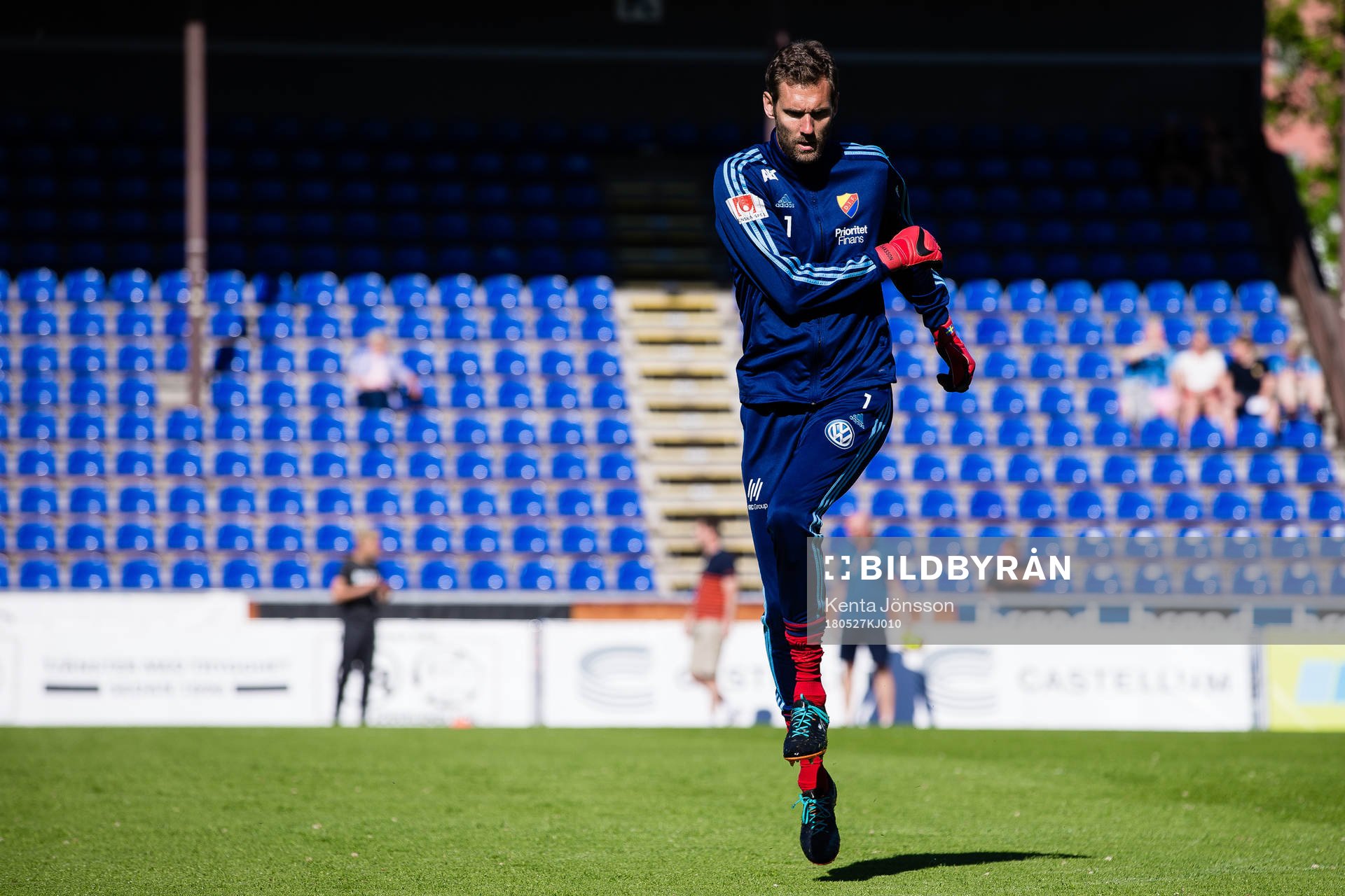 Djurgårdens målvakt Andreas Isaksson värmer upp innan