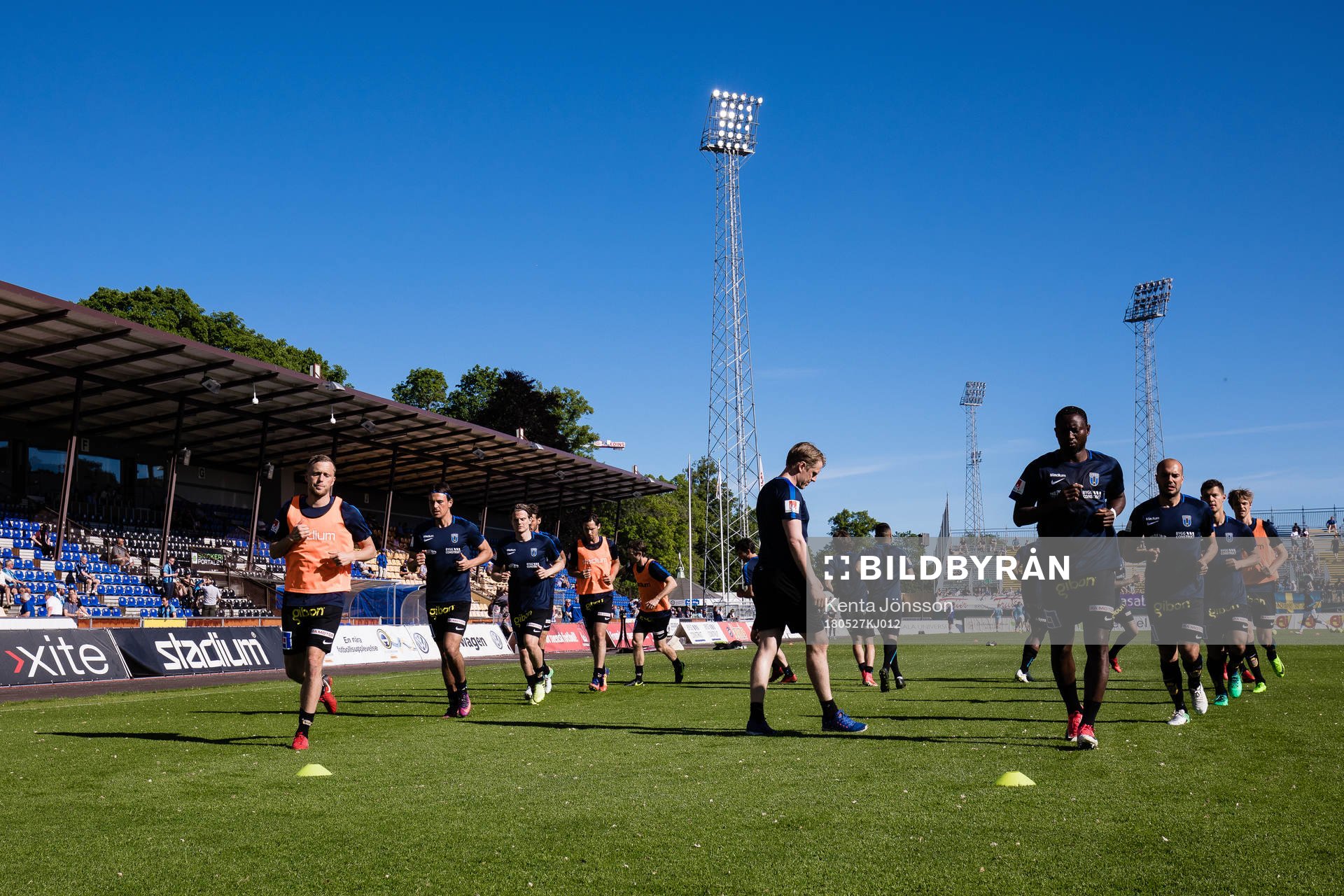 Sirius spelare värmer upp innan fotbollsmatchen i