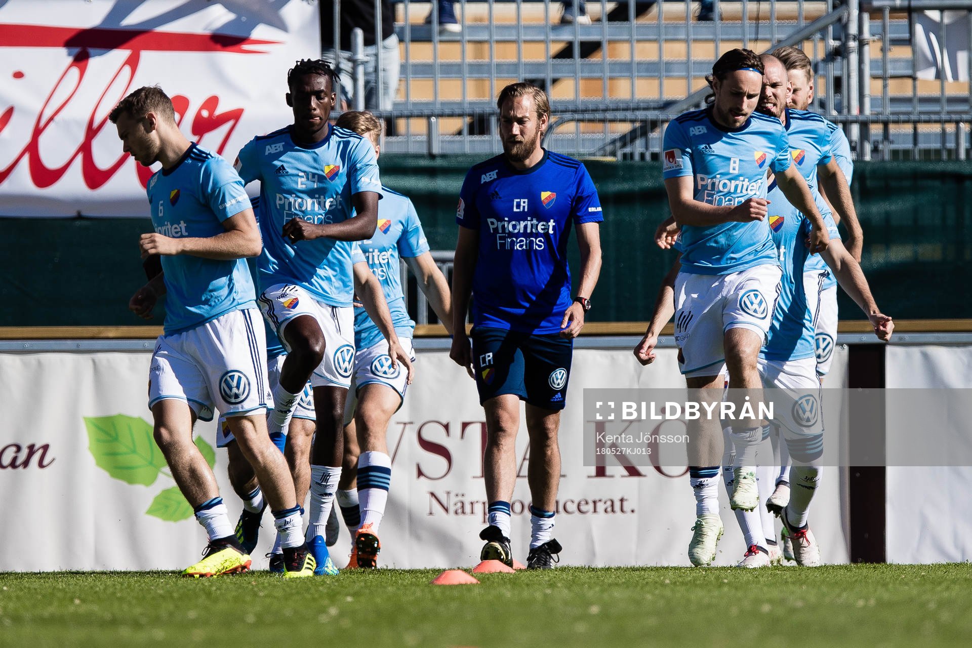 Djurgårdens spelare värmer upp innan fotbollsmatchen i