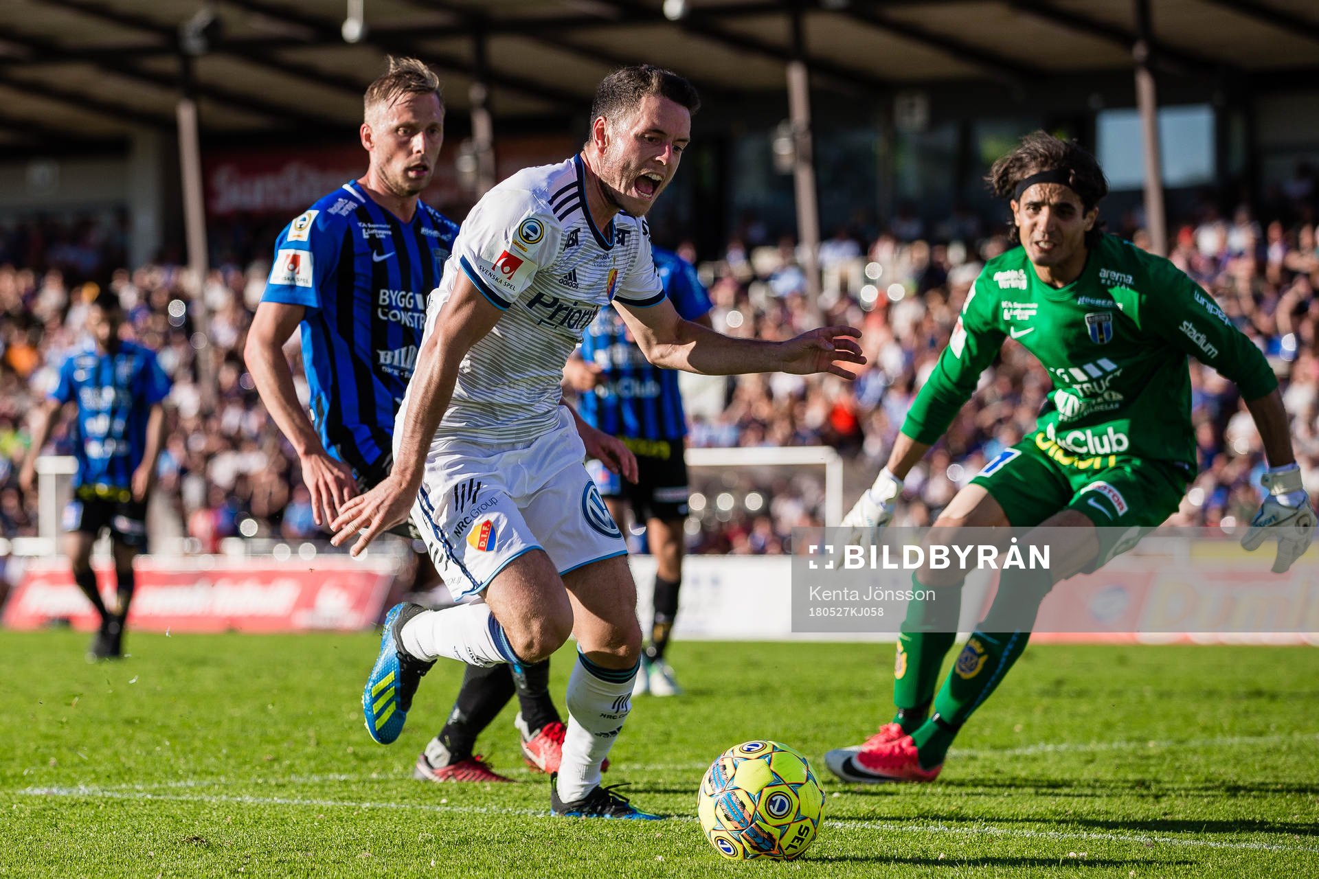 Djurgårdens Kerim Mrabti i kamp om bollen med Sirius Christer Gustafsson och målvakt Karim Fegrouch under fotbollsmatchen i Allsvenskan mellan Sirius och Djurgården den 27 Maj 2018 i Uppsala.