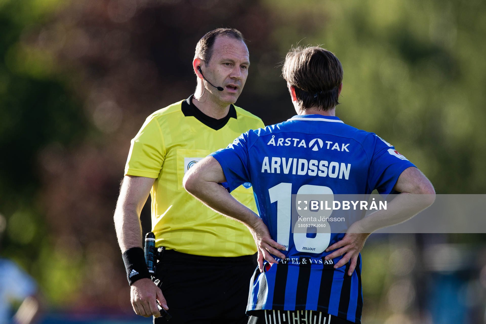 Domare Jonas Eriksson i diskussion med Sirius Jesper