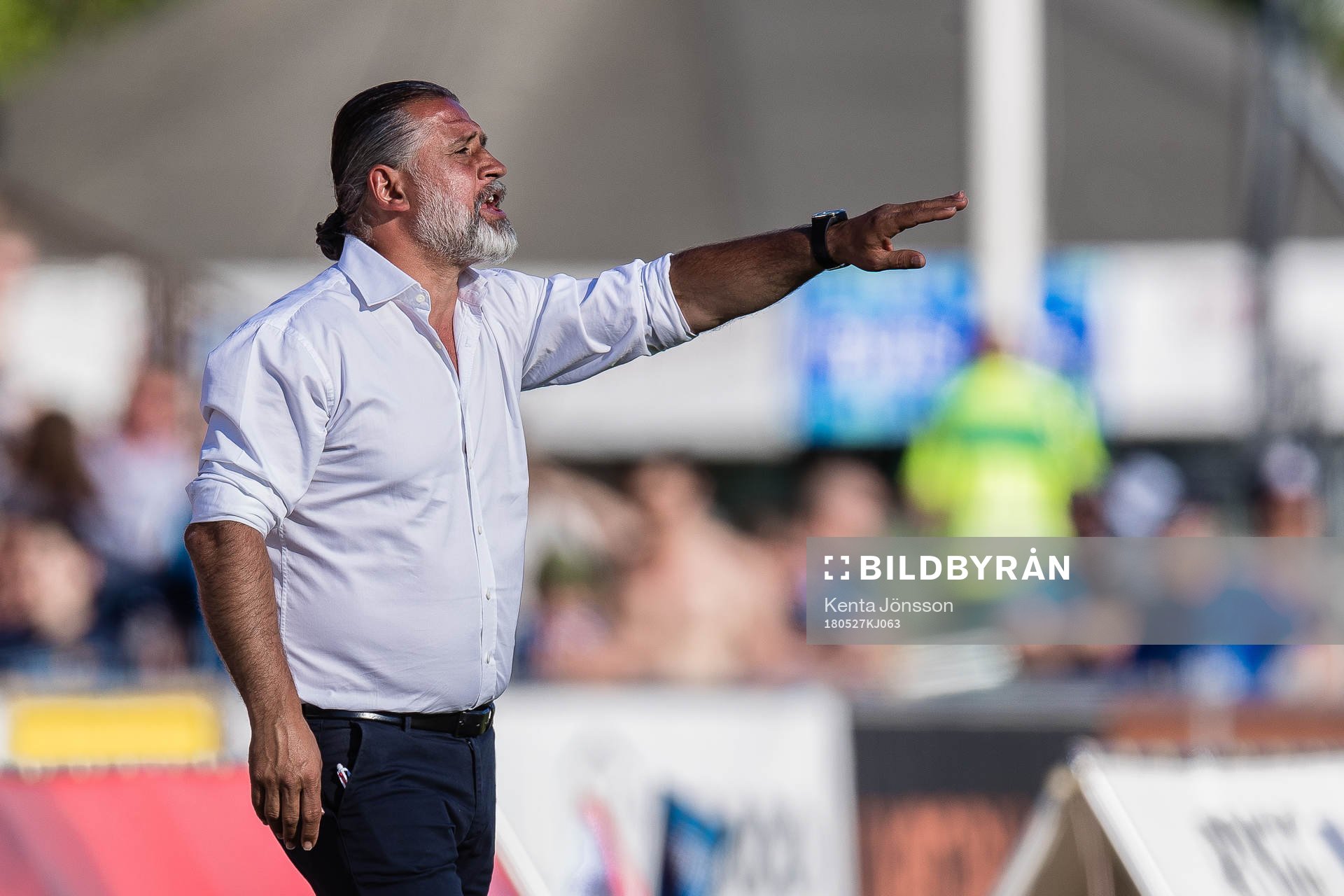 Djurgårdens tränare Özcan Melkemichel gestikulerar