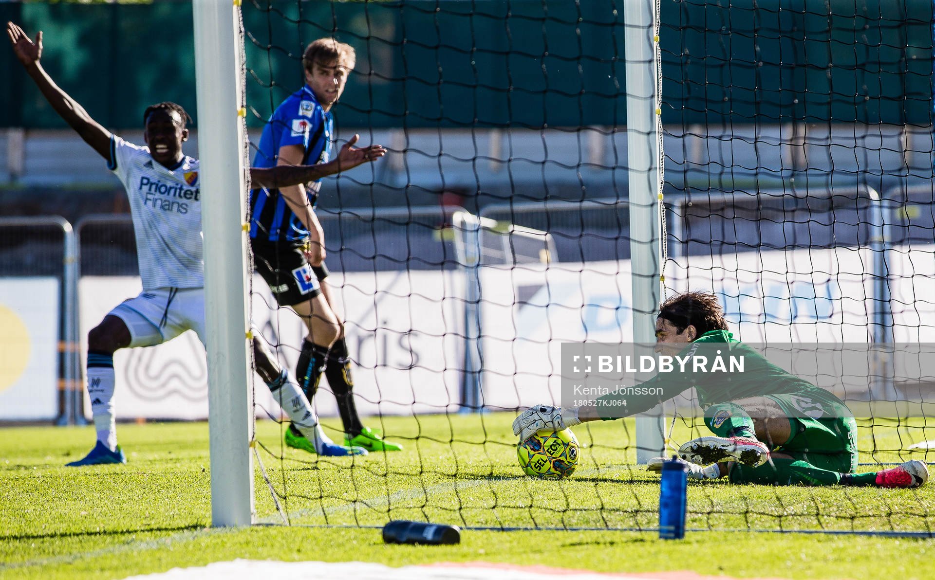 Djurgårdens Philana Tinotenda Kadewere gör 0-1 medan