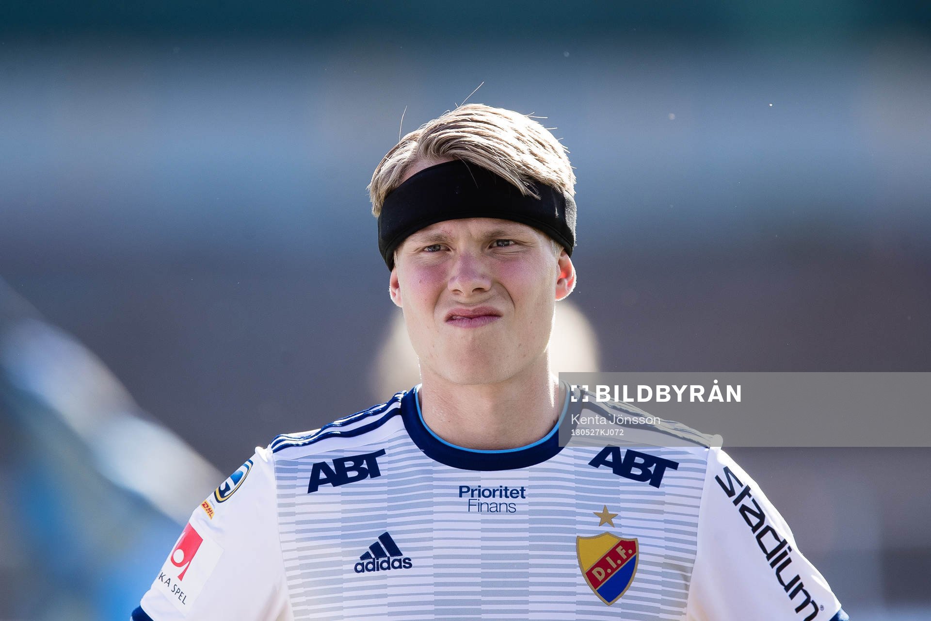 Djurgårdens Jonathan Augustinsson med ett skydd för