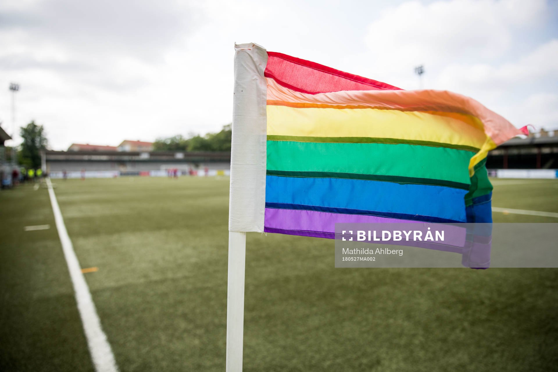 Regnbågsflagga på hörnflaggan på Malmö IP