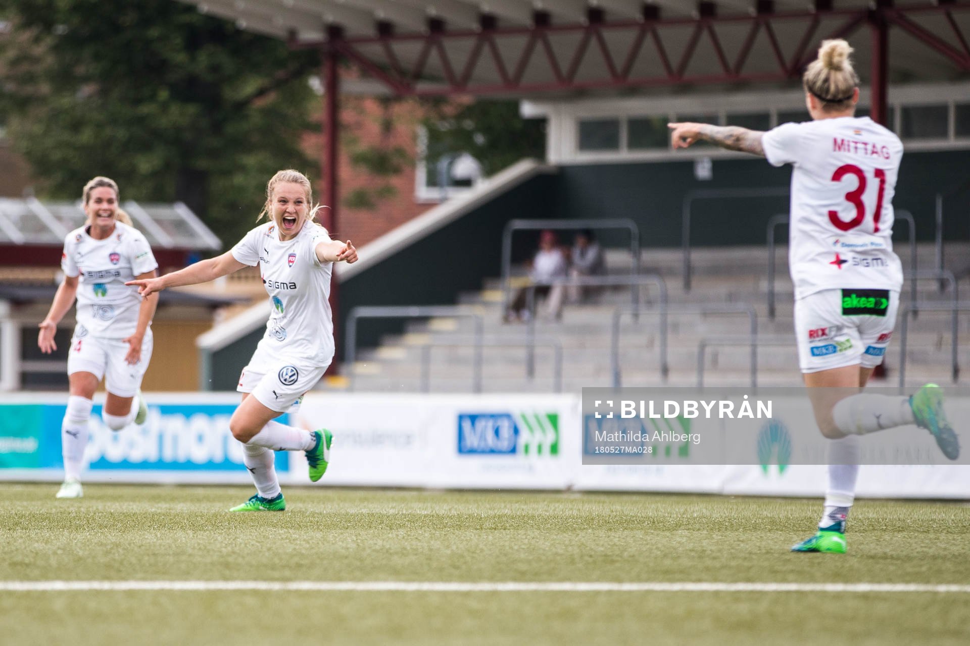 Rosengårds Fiona Brown jublar