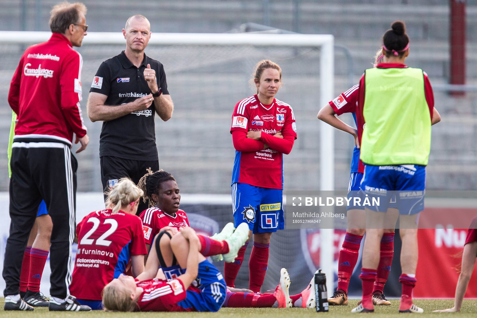 Vittsjös tränare Matthew Ross och spelare deppar