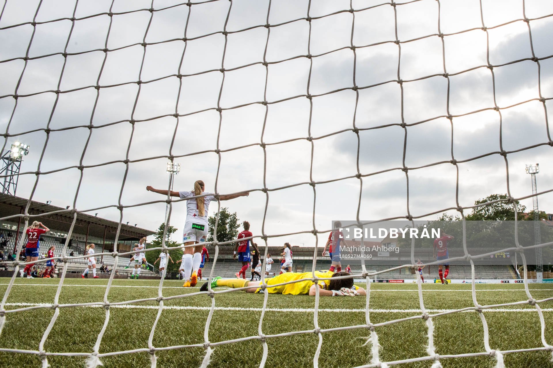 Rosengårds spelare jublar samtidigt som Vittsjös målvakt