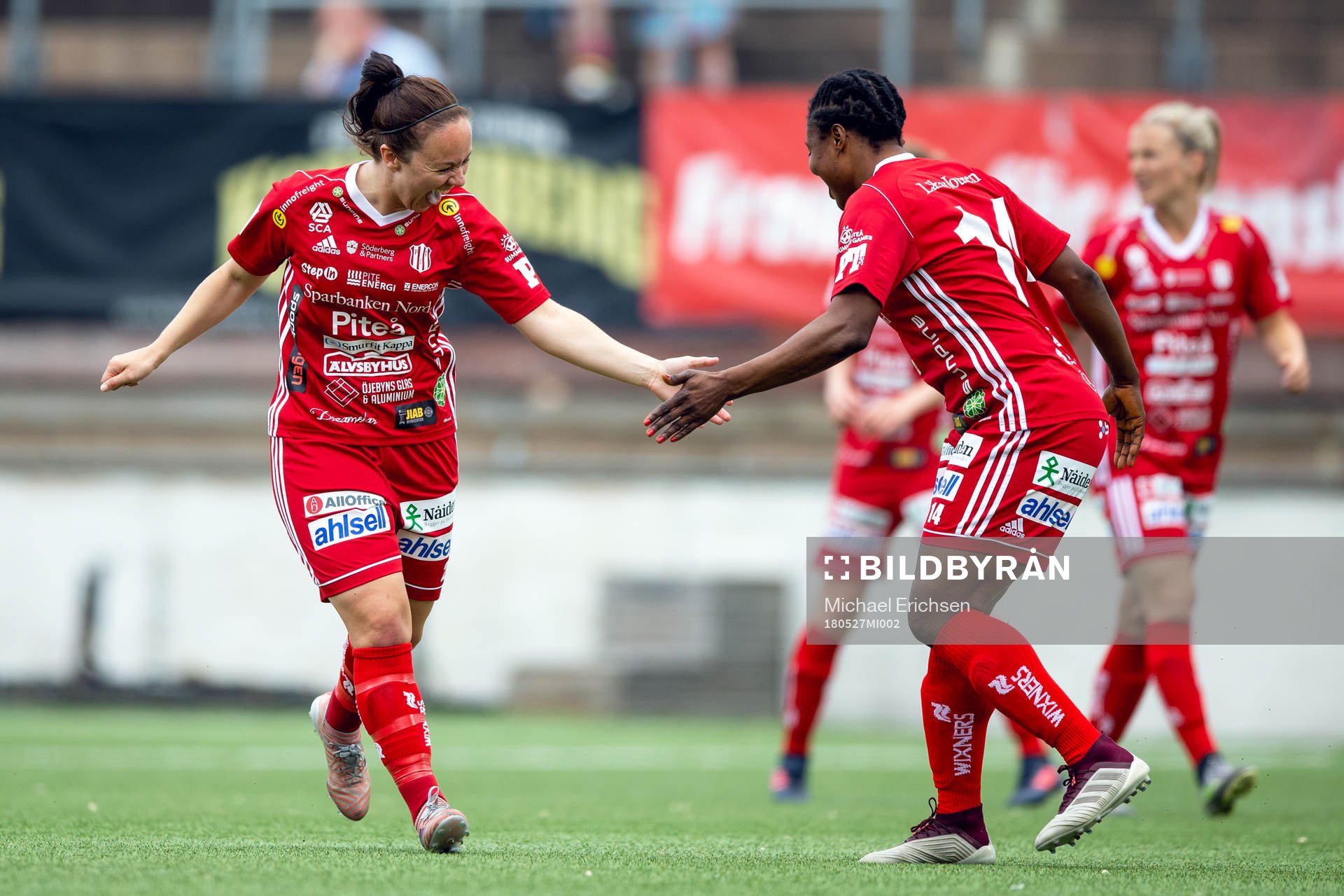 Piteås June Pedersen och Faith Ikidi jublar